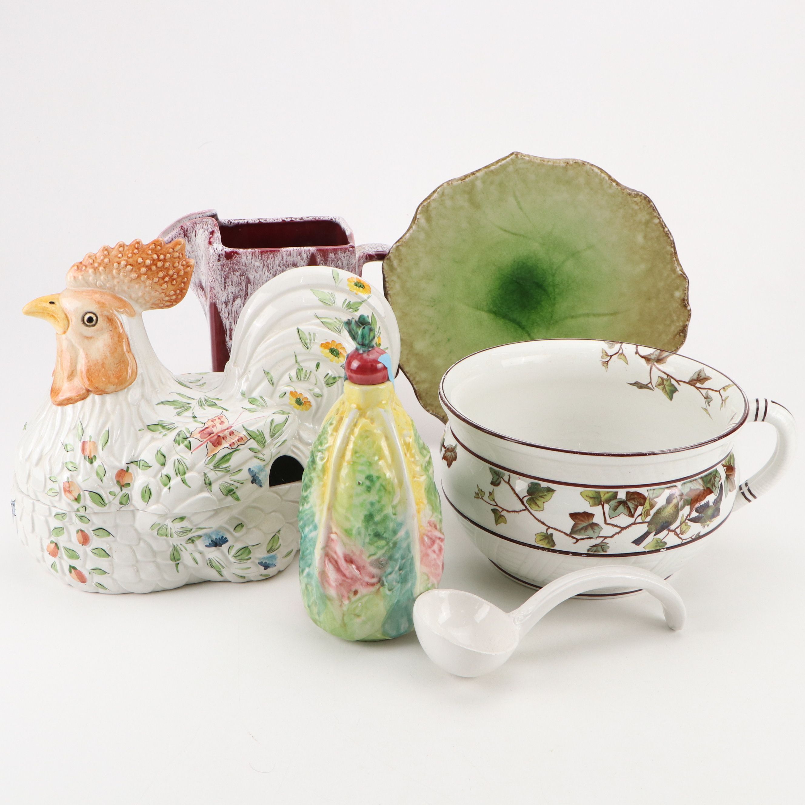 George Jones & Sons "Ivy Bower" Chamber Pot with Other Table Accessories