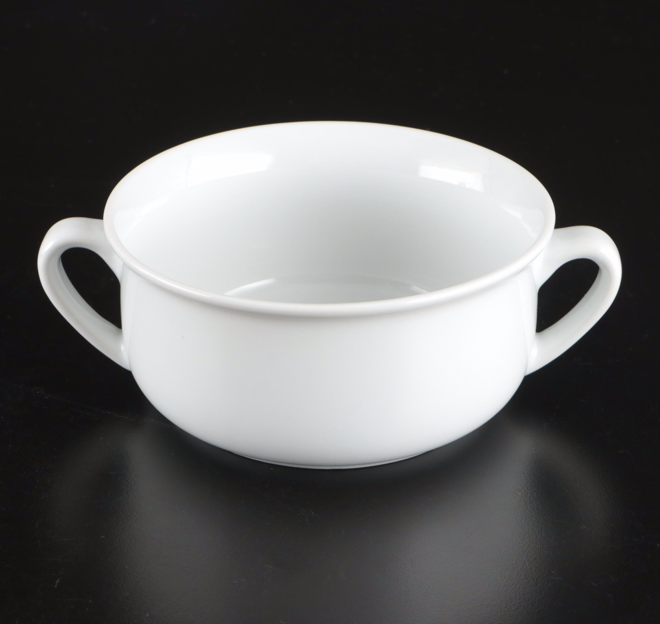 Wood met Unlimited Metal Trays with Estello Plates and More Dinnerware