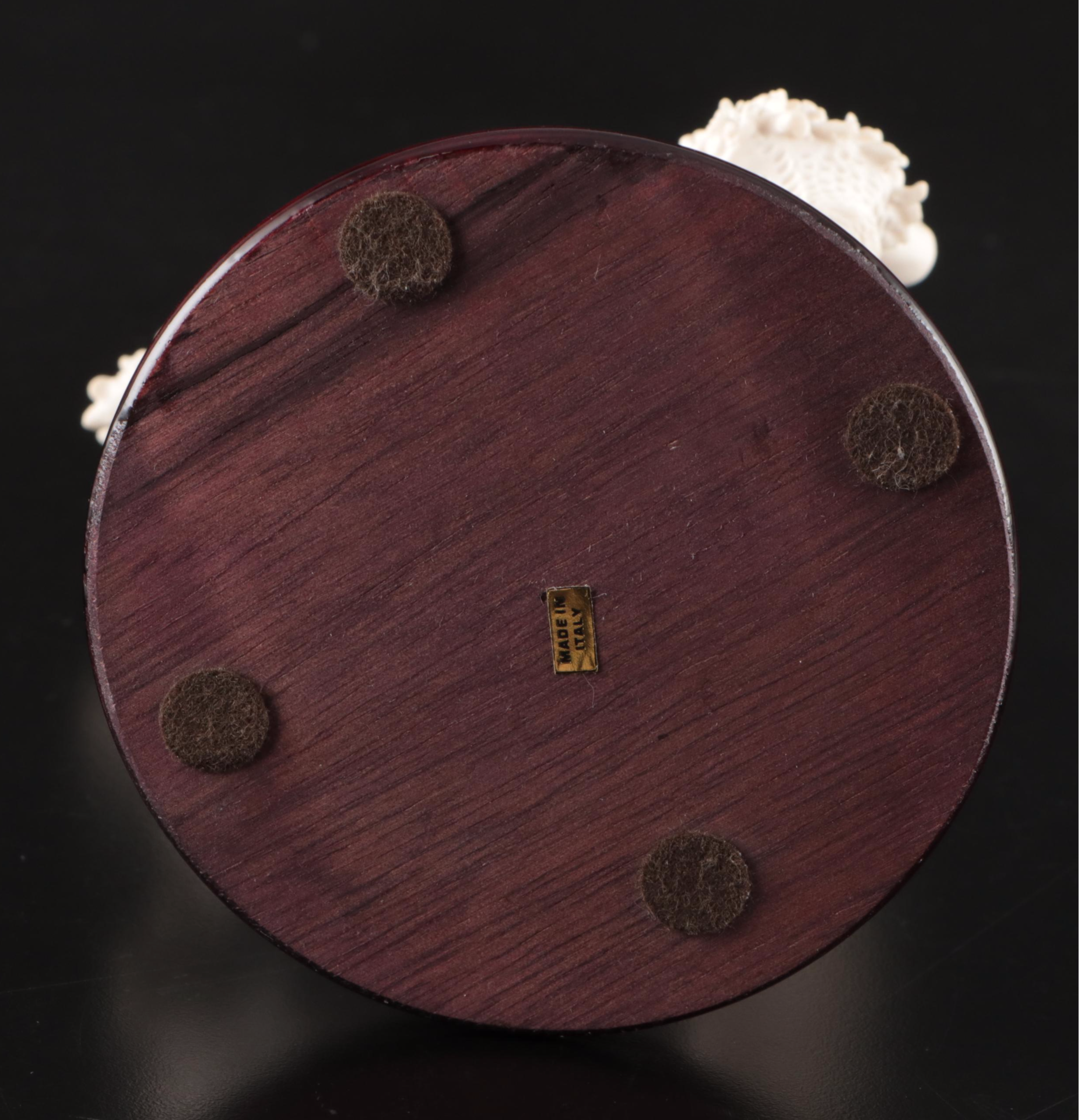 Giuseppe Armani "Wedding Shrine" Porcelain Figurine, Late 20th Century