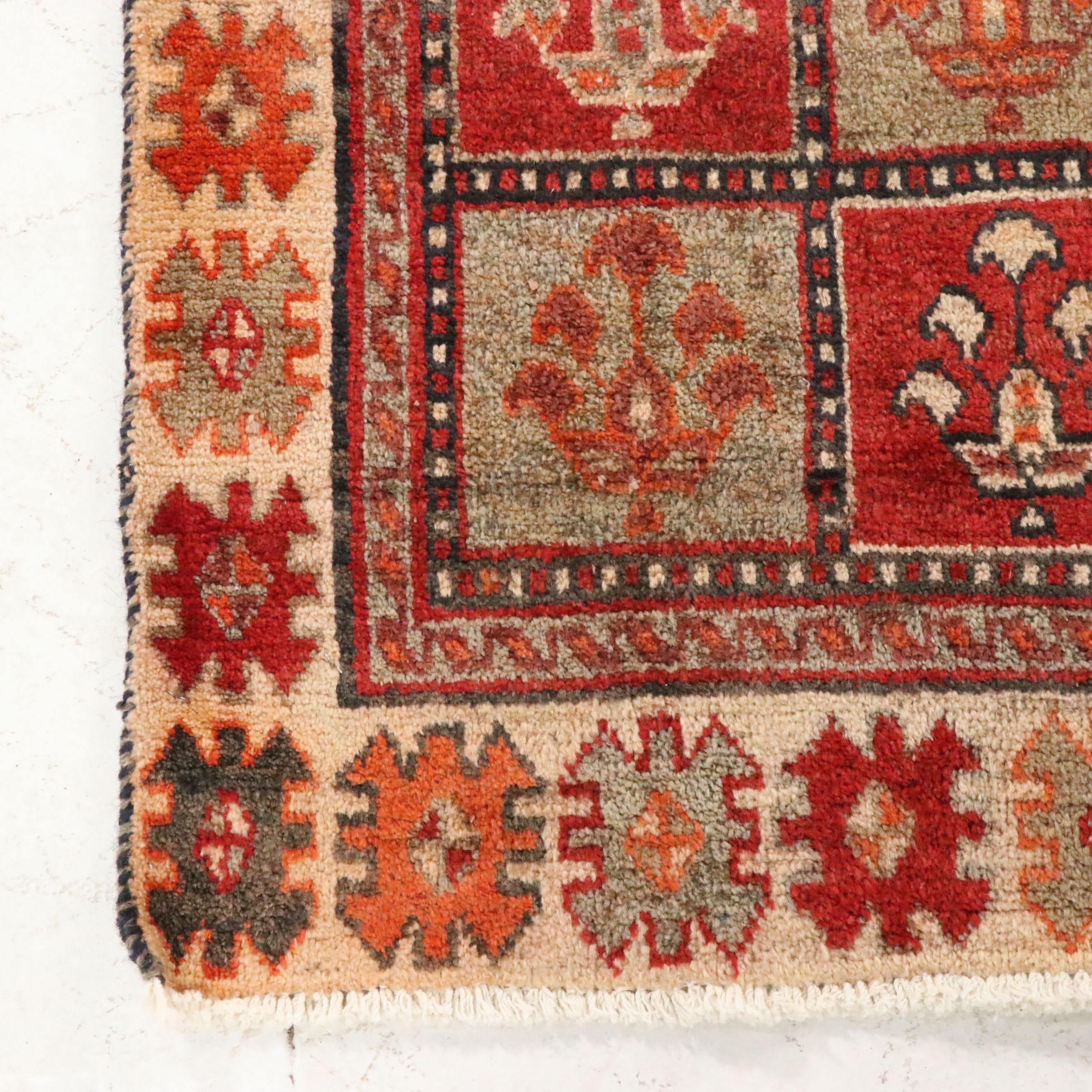 4'8 x 9' Hand-Knotted Persian Bakhtiari Area Rug