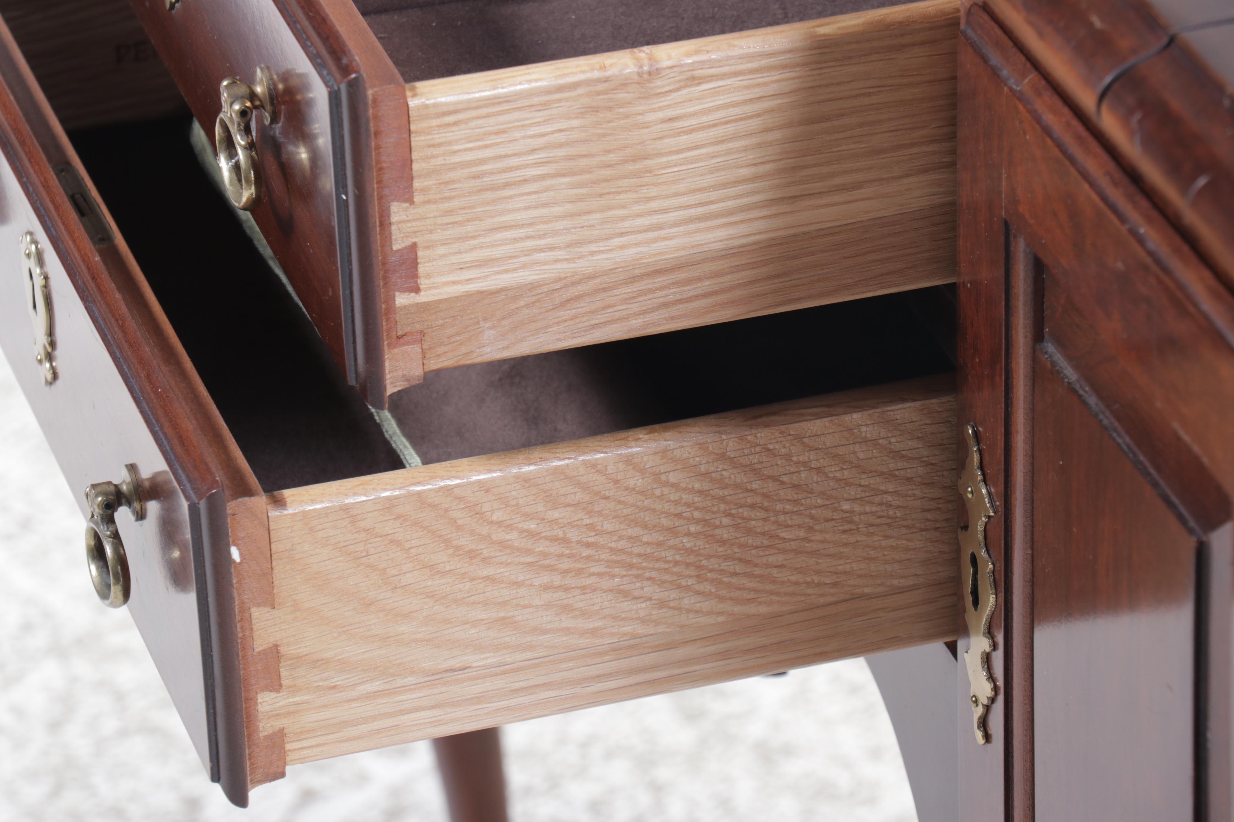 Pennsylvania House Queen Anne Style Walnut Finish Lowboy Flip Top Sideboard