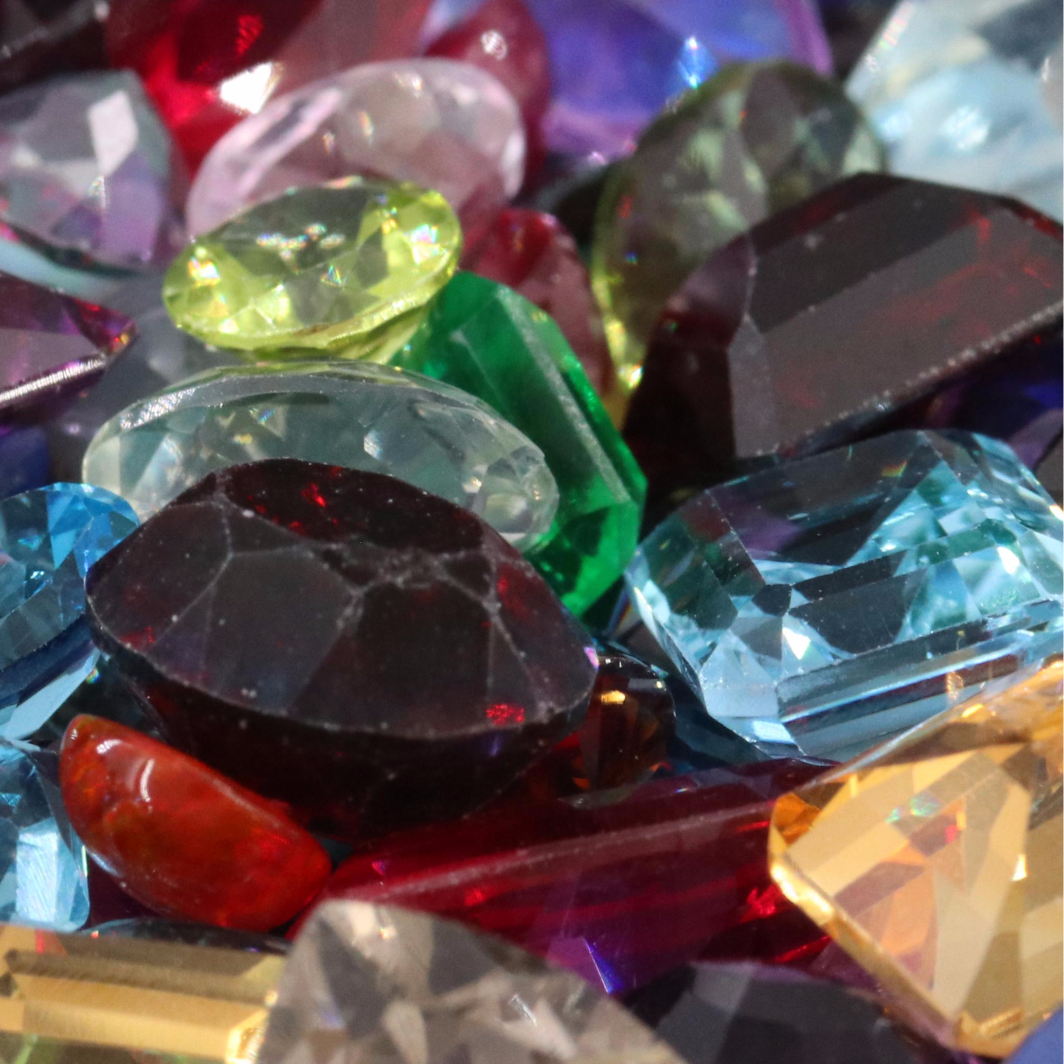 Loose 1,240.00 CTW Gemstone Lot Including Chalcedony, Amethyst and Peridot