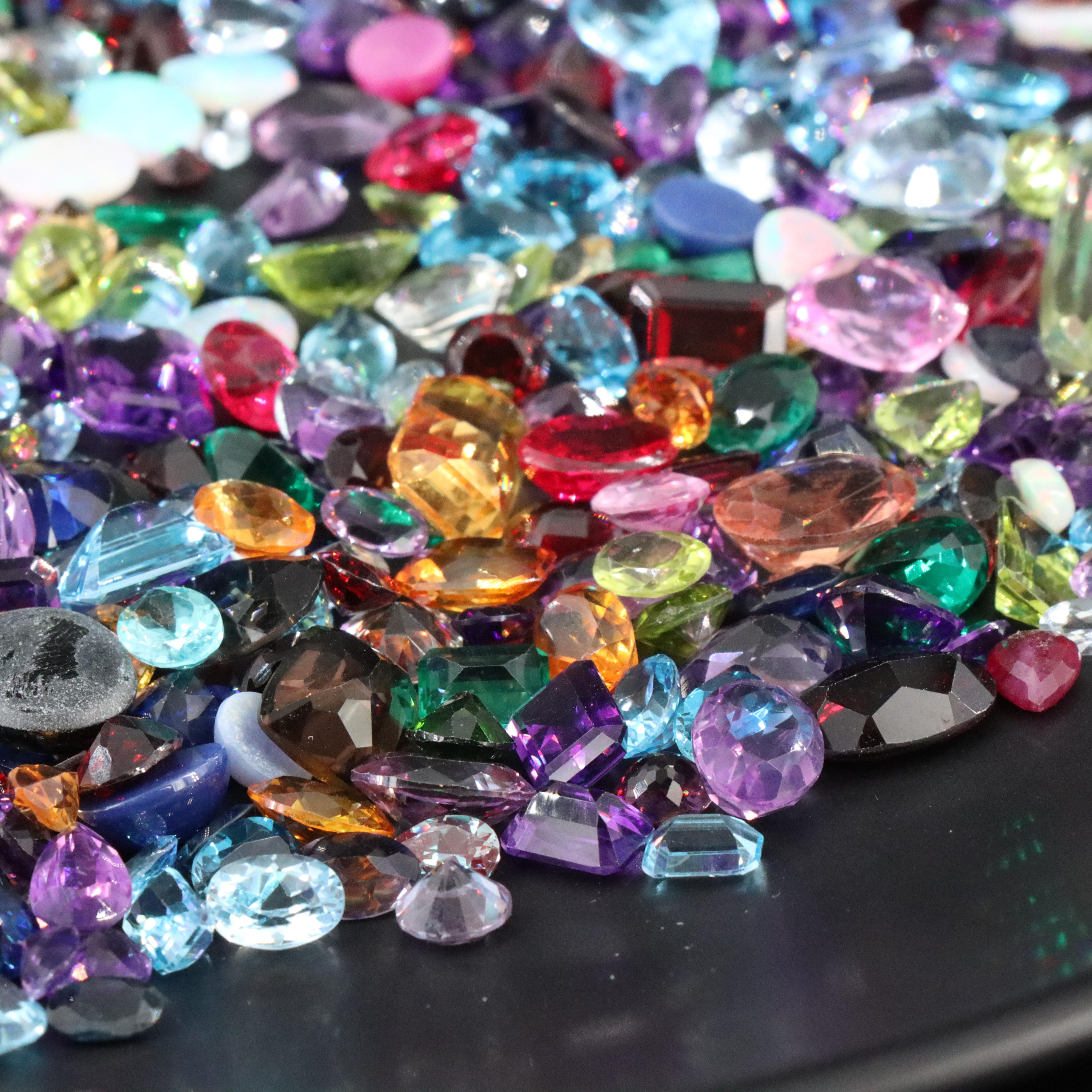 Loose 925.00 CTW Gemstone Lot Including Lab Grown Ruby, Garnet and Peridot