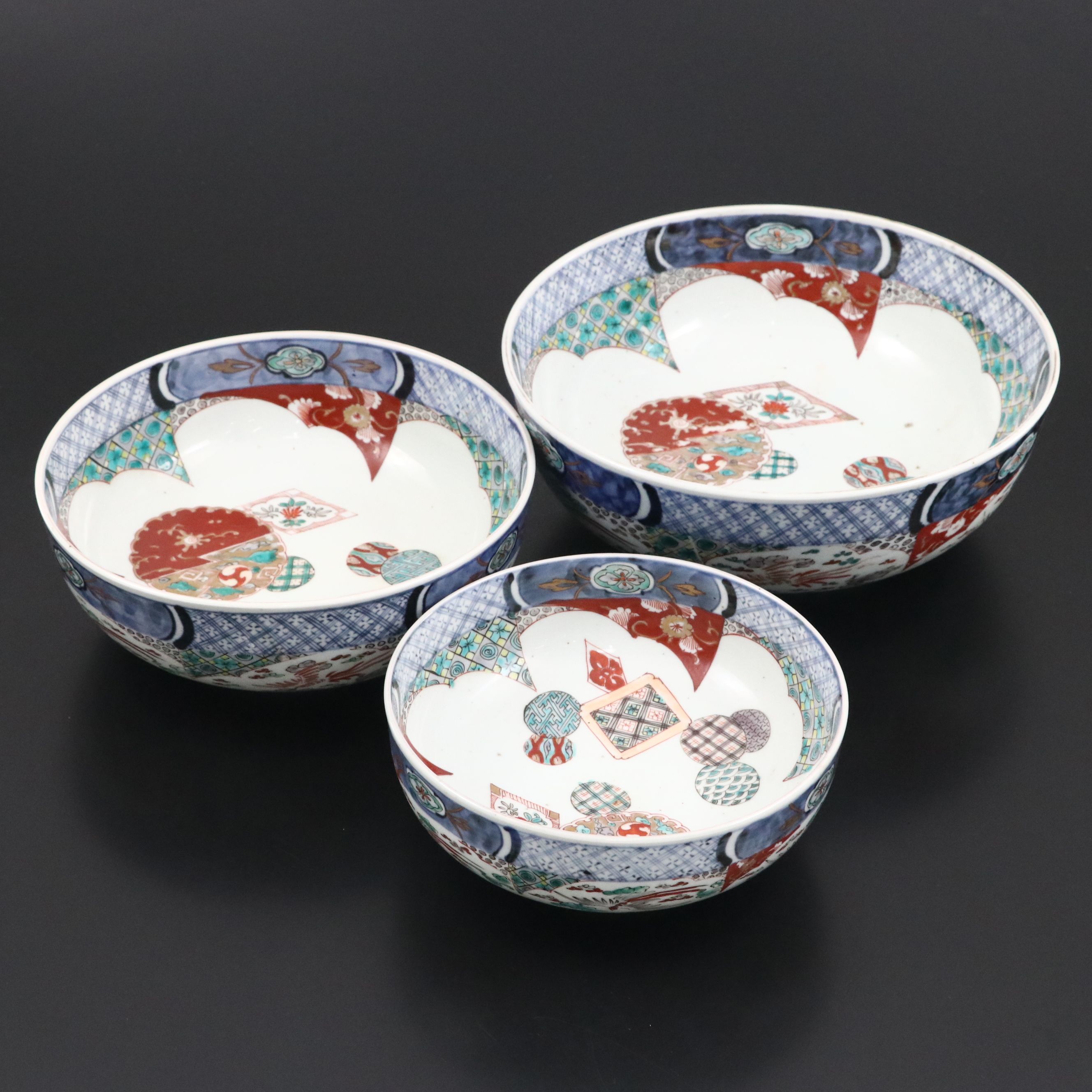 Chinese Imari Porcelain Nesting Bowls