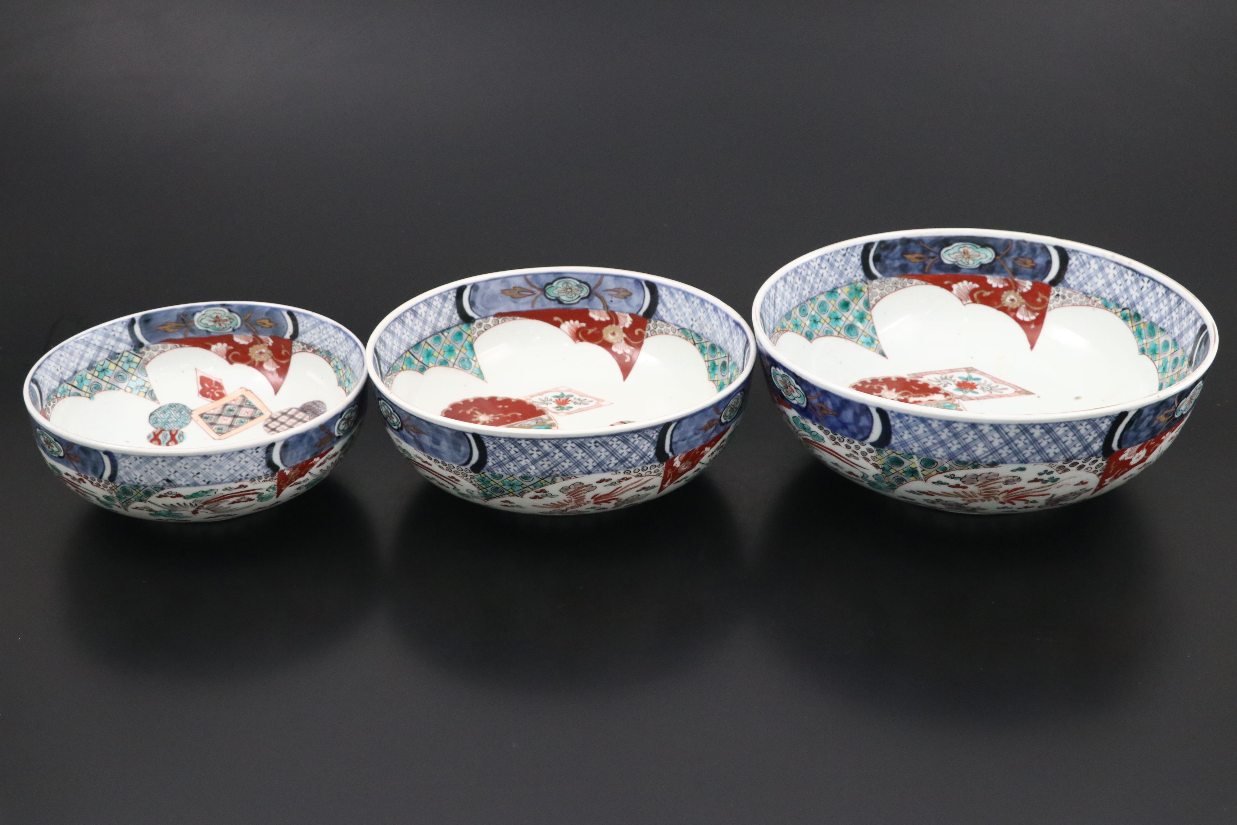 Chinese Imari Porcelain Nesting Bowls