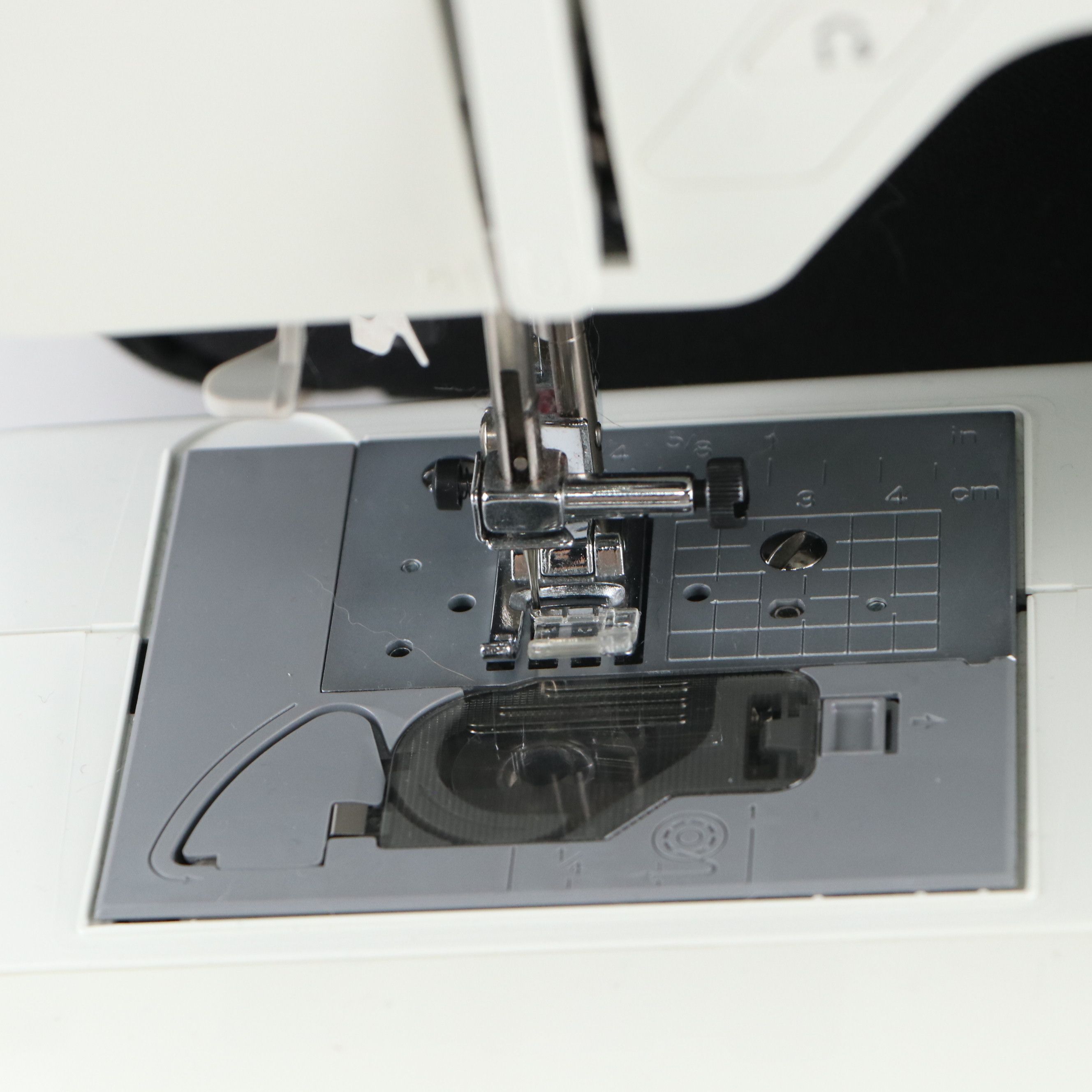 Brother ES-2000 Computer Electric Sewing Machine with Canvas Rolling Case