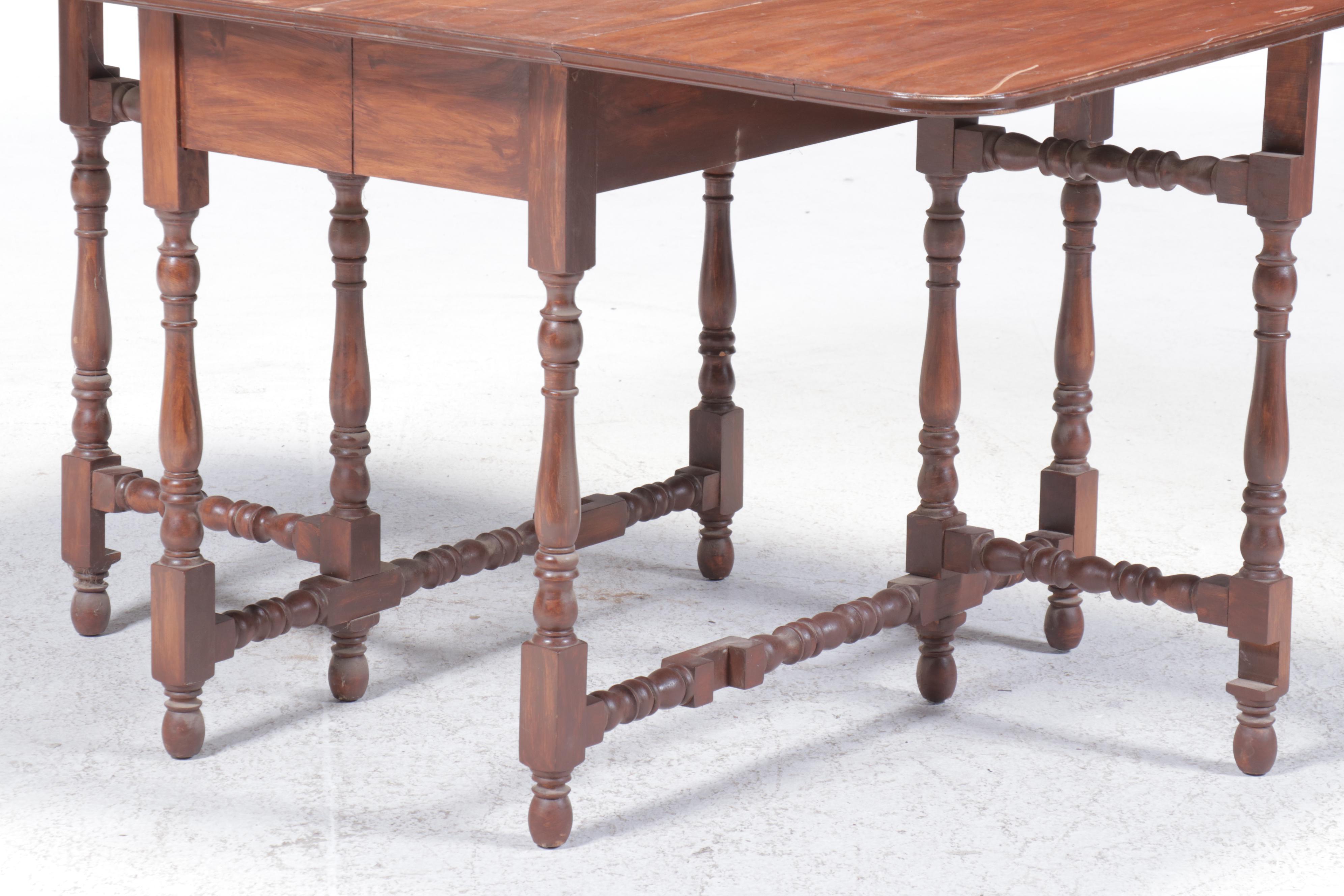 William and Mary Style Gate-Leg Drop Leaf Dining Table, 20th Century