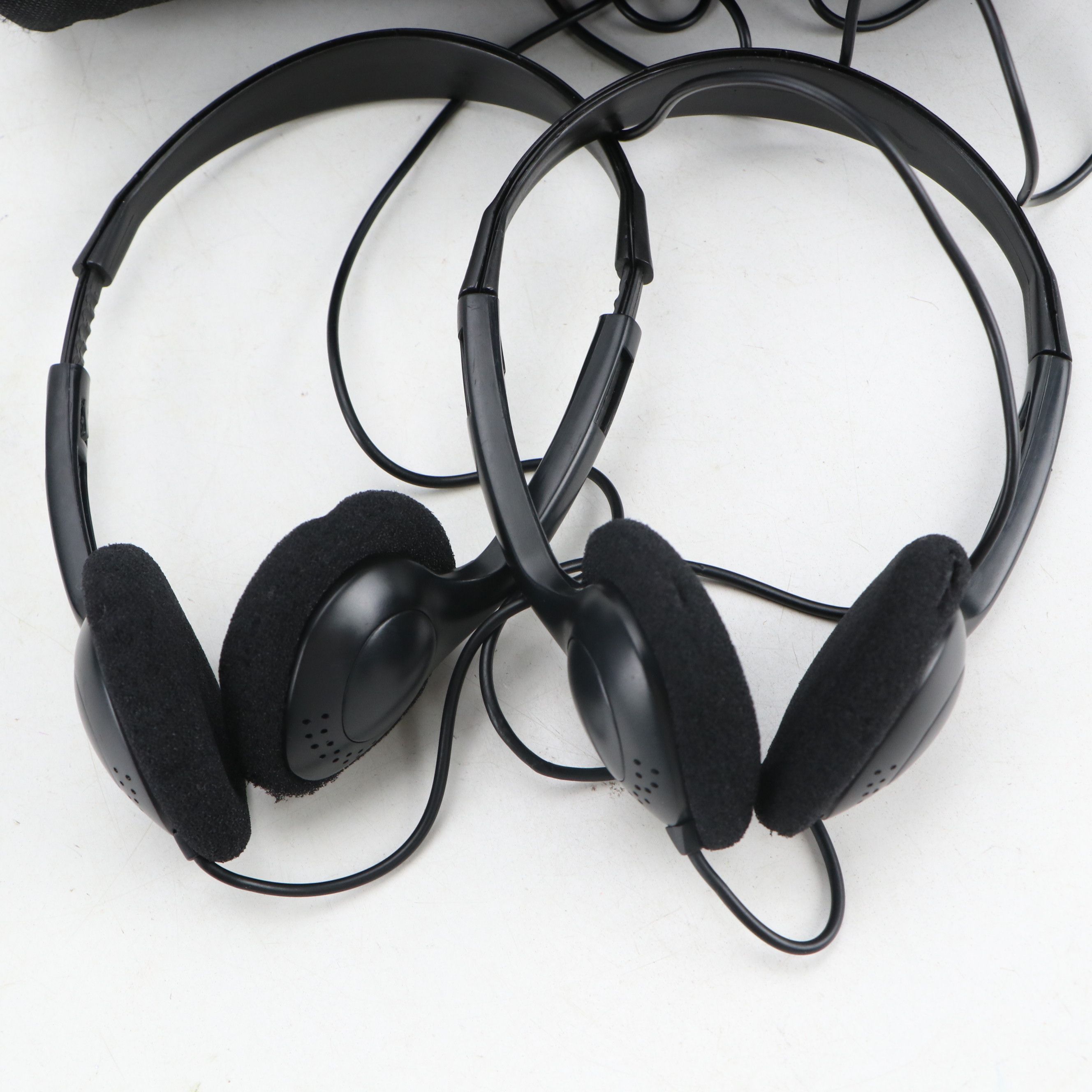 Mintek MDP-1770 7" Monitor Portable DVD Player with Bose Headphones