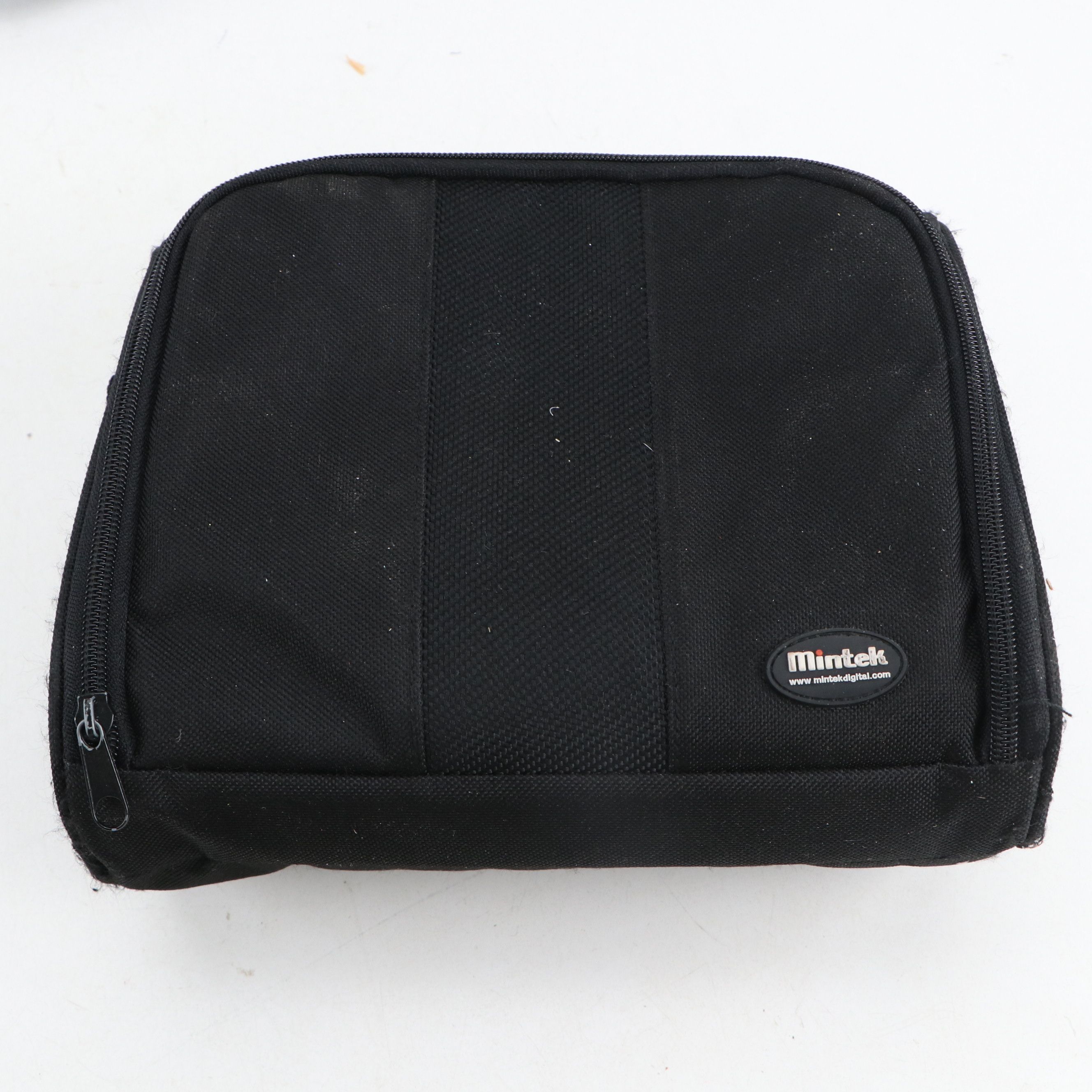 Mintek MDP-1770 7" Monitor Portable DVD Player with Bose Headphones