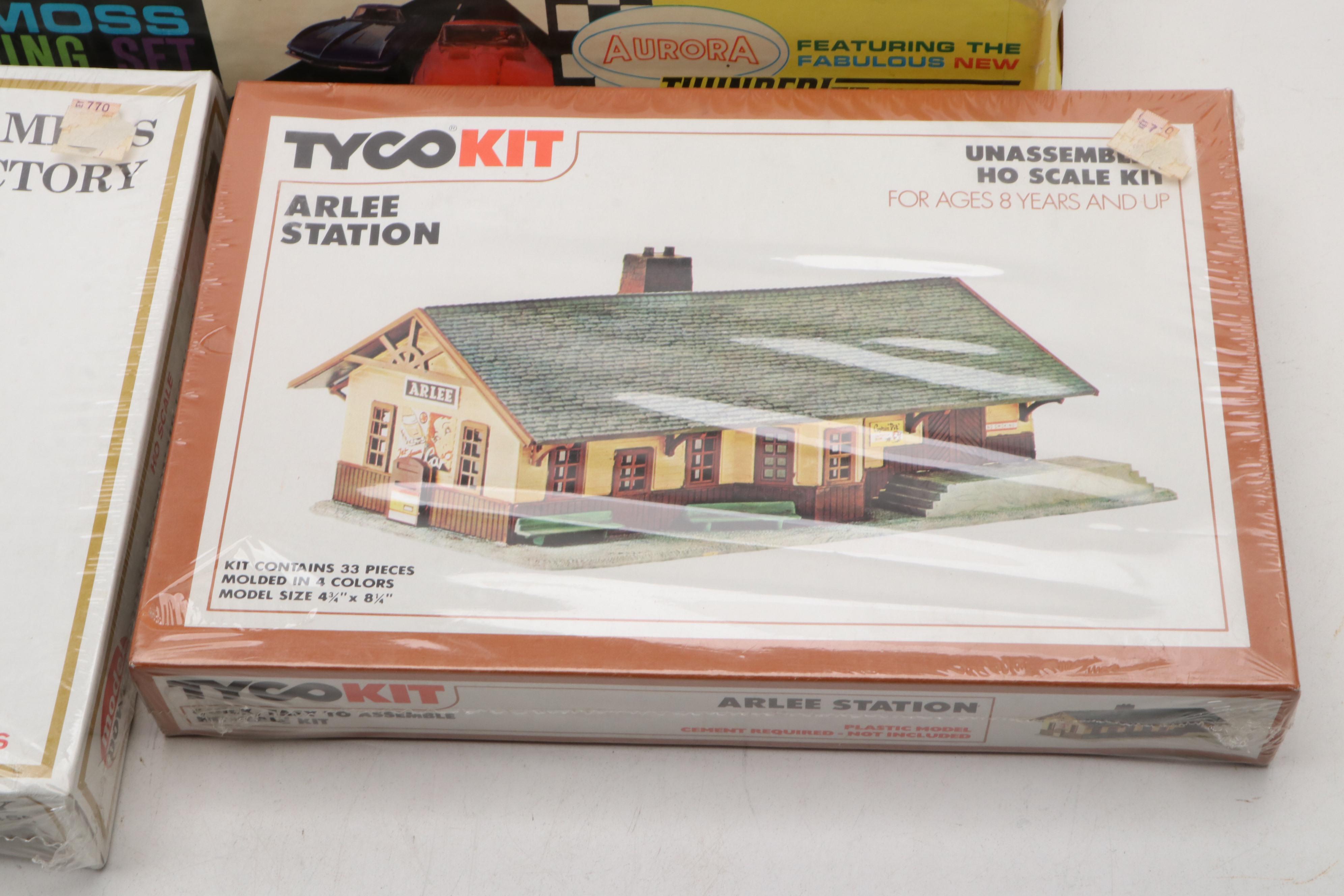 Aurora Thunder Jet Racing Set with HO Scale Building Kits and Railroad Track