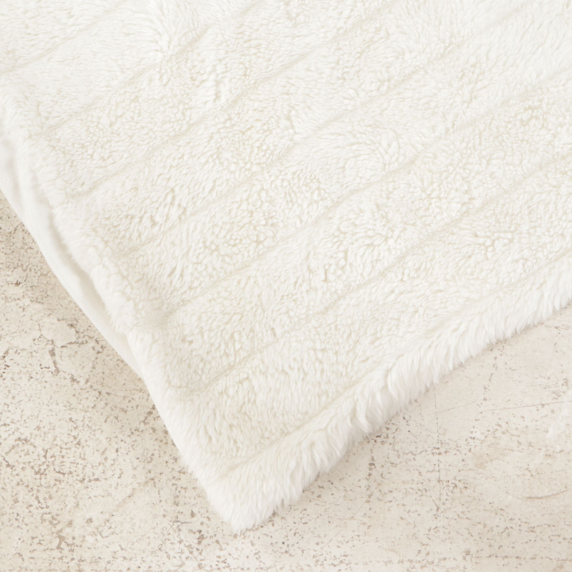 Donna Salyers Fabulous Furs and Bella Lux Faux Fur Blankets