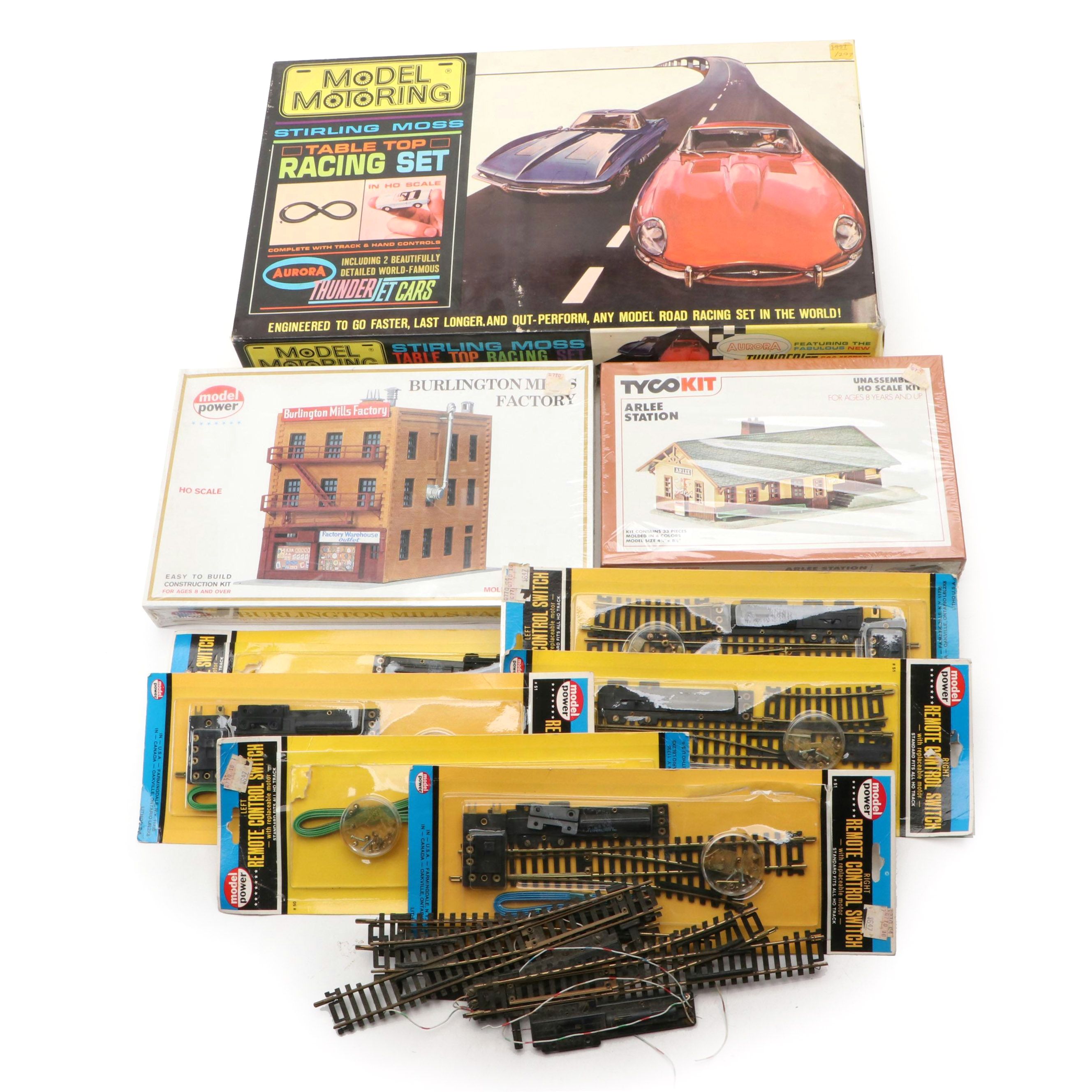 Aurora Thunder Jet Racing Set with HO Scale Building Kits and Railroad Track