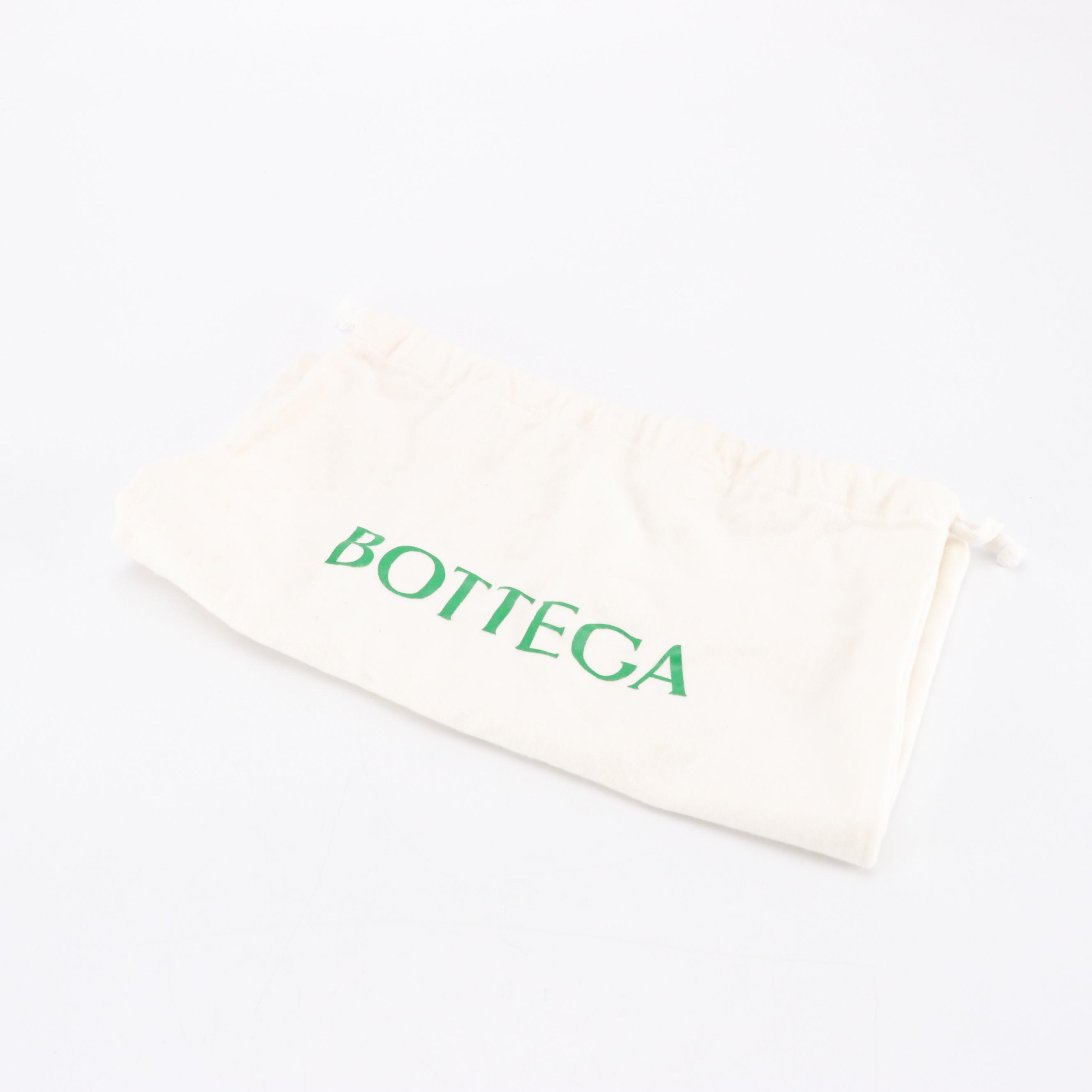 Bottega Veneta Maxi Intrecciato Leather Small Cassette Bucket Bag in Wisteria
