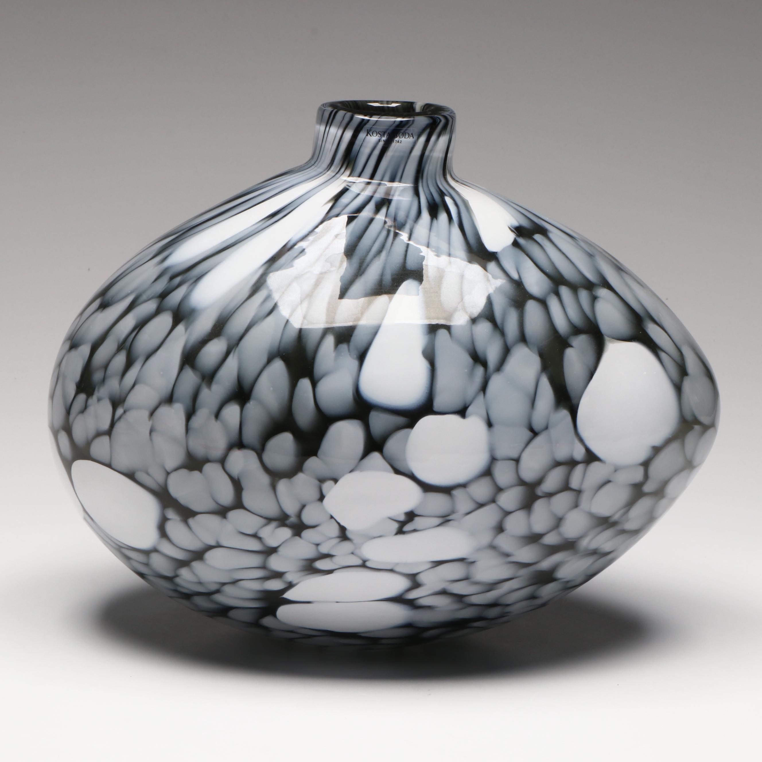 Ann Wåhlström for Kosta Boda "Nest" Art Glass Egg Vase, Late 20th Century