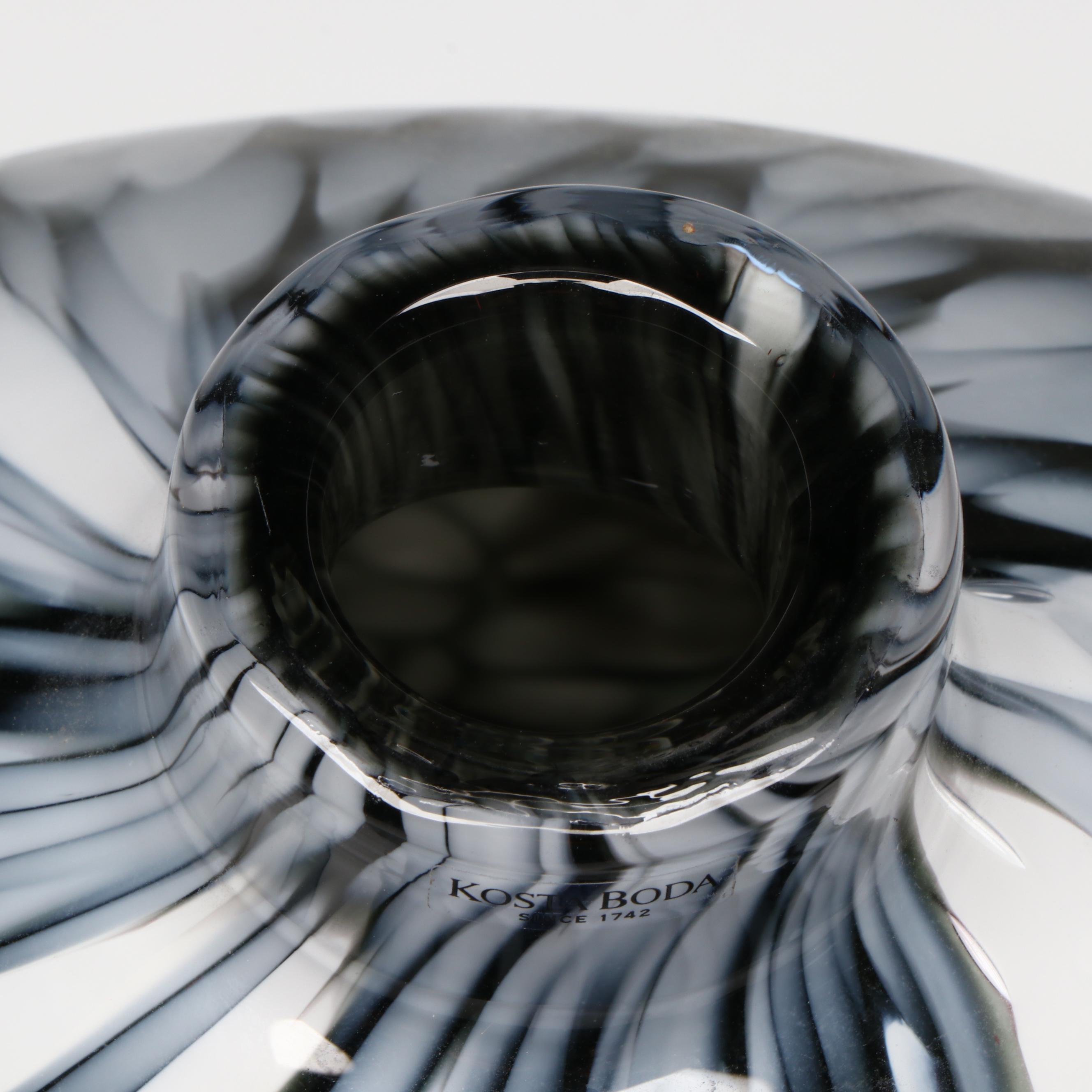 Ann Wåhlström for Kosta Boda "Nest" Art Glass Egg Vase, Late 20th Century