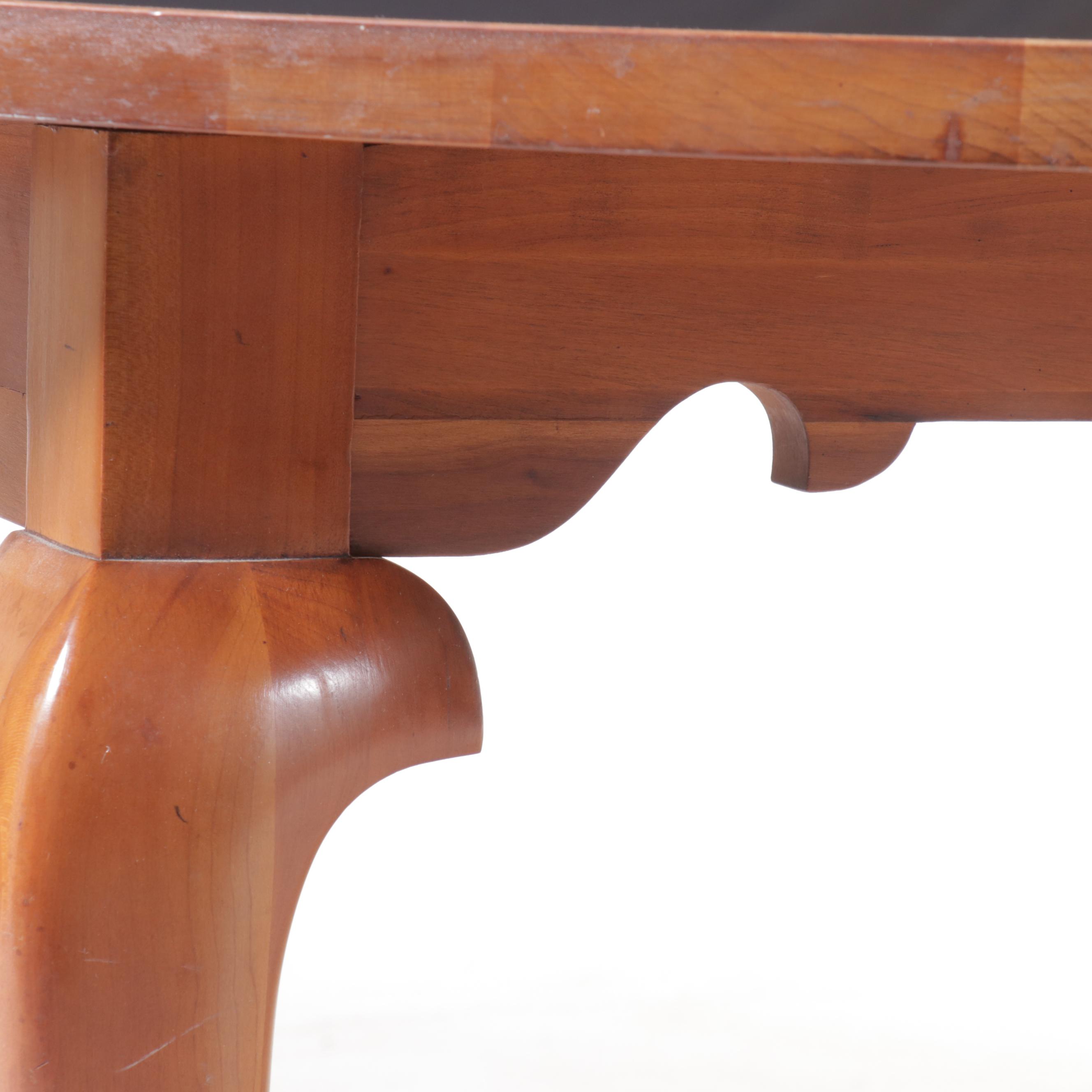 Monitor American Emblem Queen Anne Style Cherry Dining Table, Mid-Late 20th C.