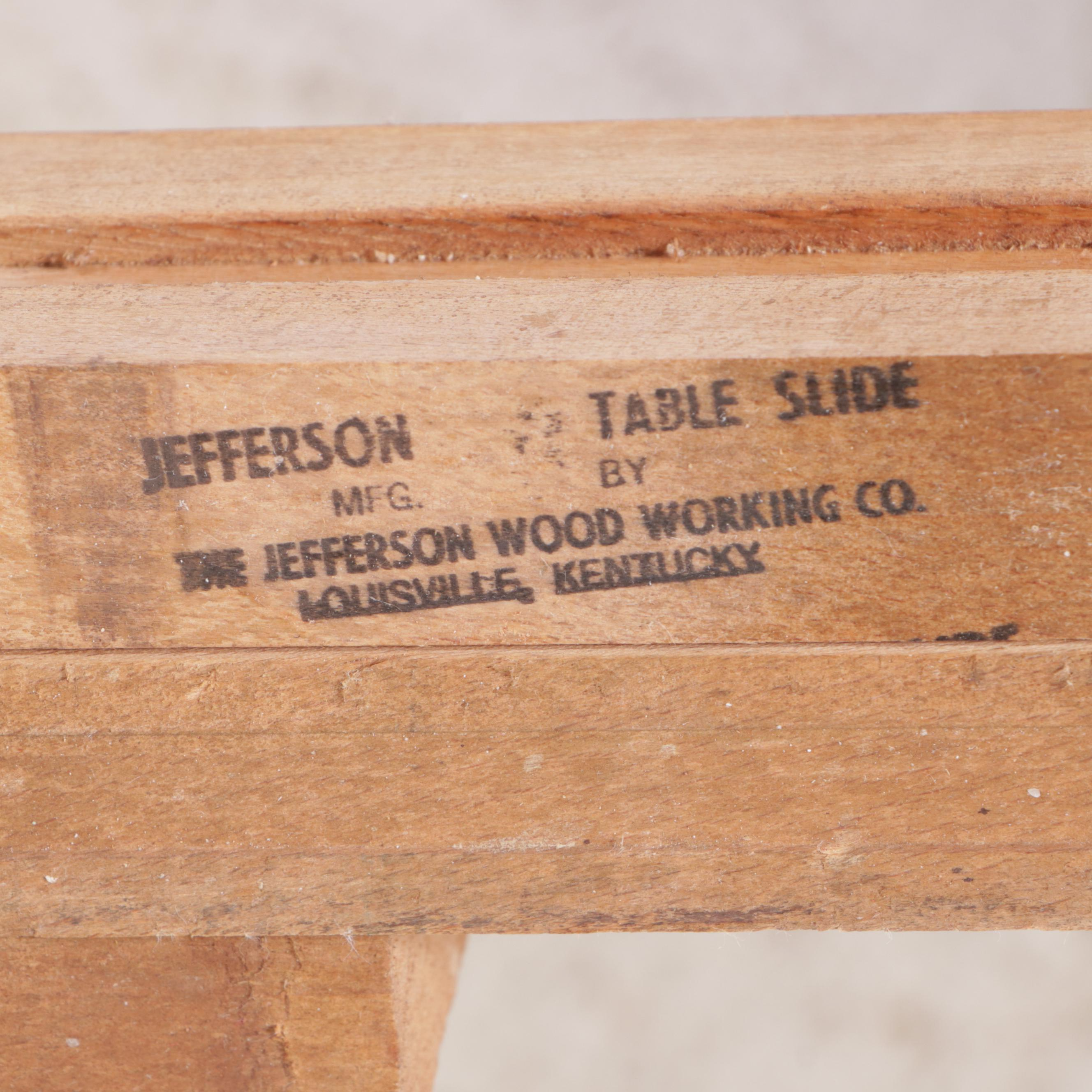 Monitor American Emblem Queen Anne Style Cherry Dining Table, Mid-Late 20th C.