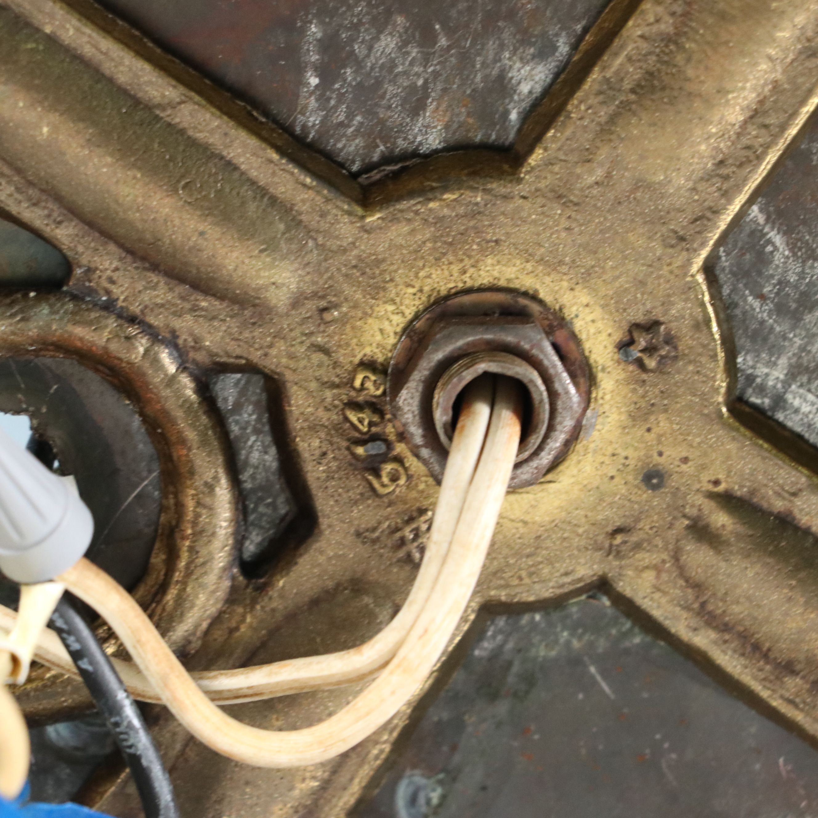 Hollywood Regency Style Gilt Metal Roses on Blue Glass Parlor Lamp, Vintage