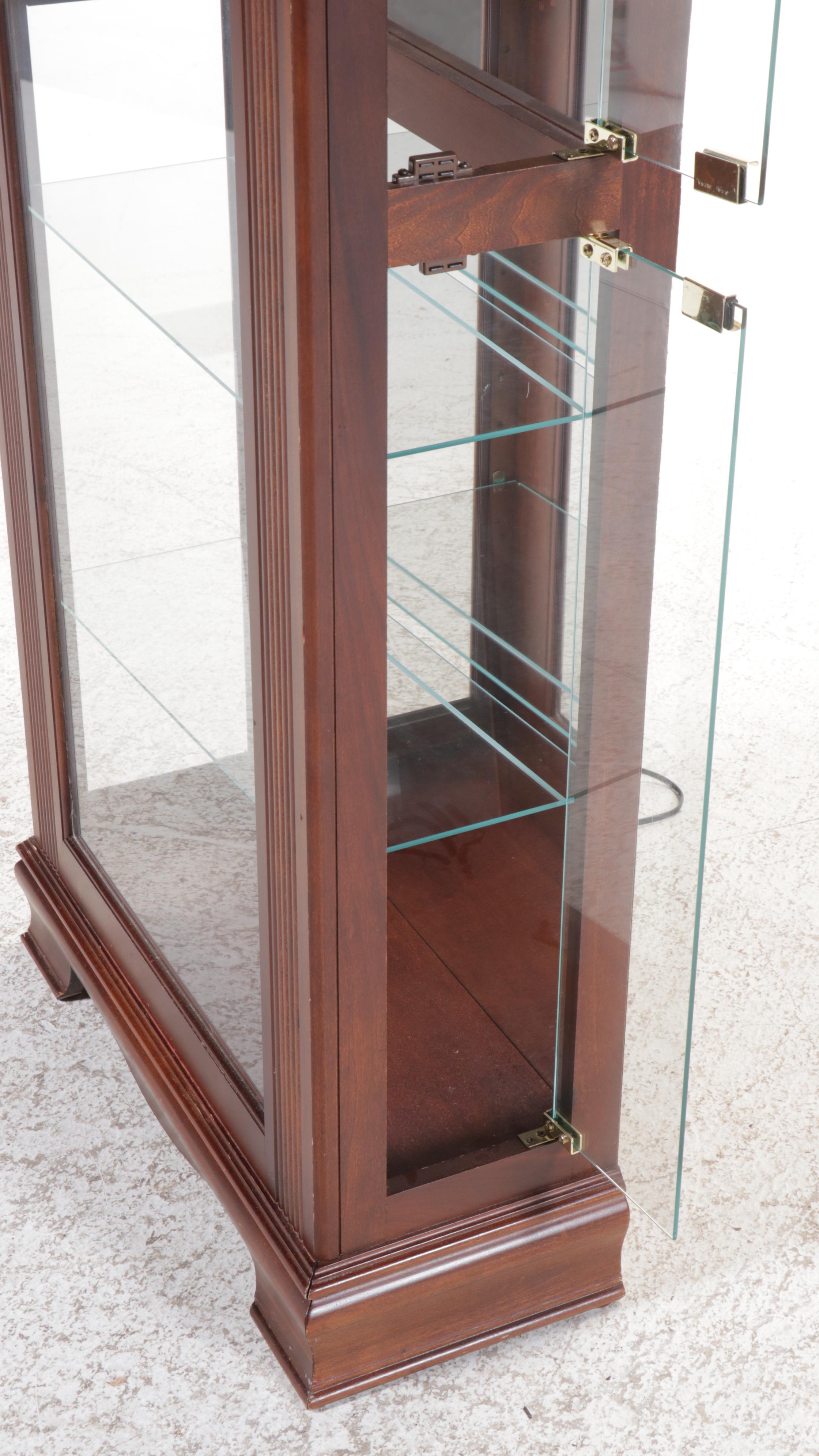 Pulaski Furniture Mahogany Queen Anne Style Curio Cabinet