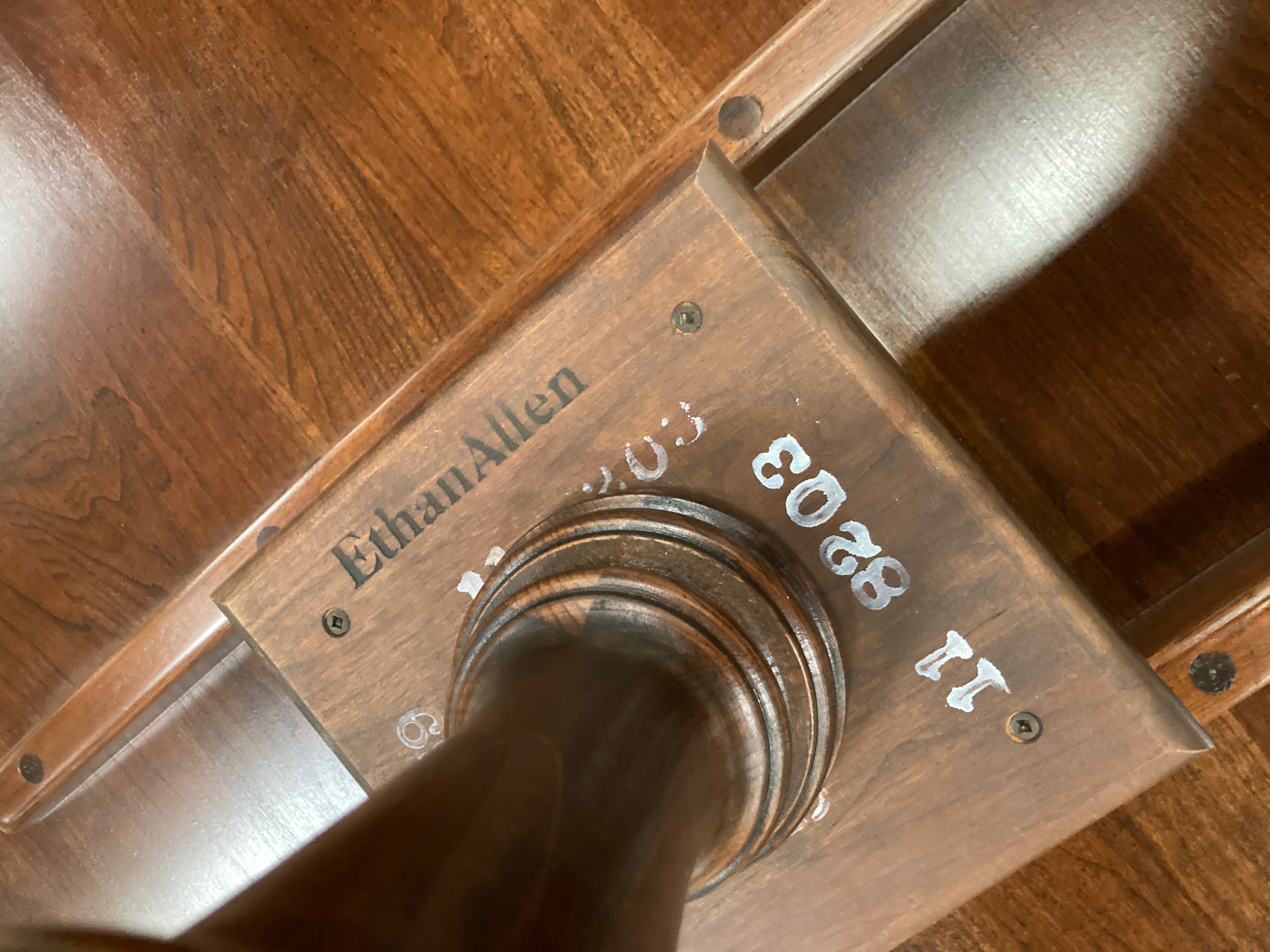 Ethan Allen Queen Anne Style Mahogany Tilt-Top Table