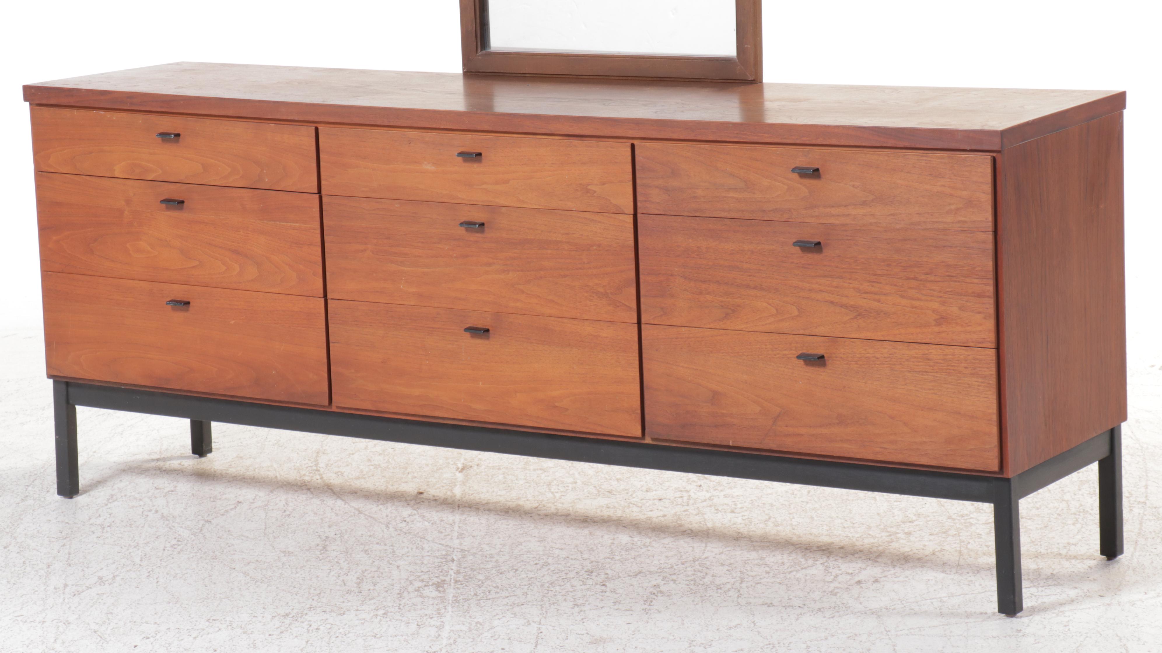 Mid Century Modern Style Dresser, Mid to Late 20th Century