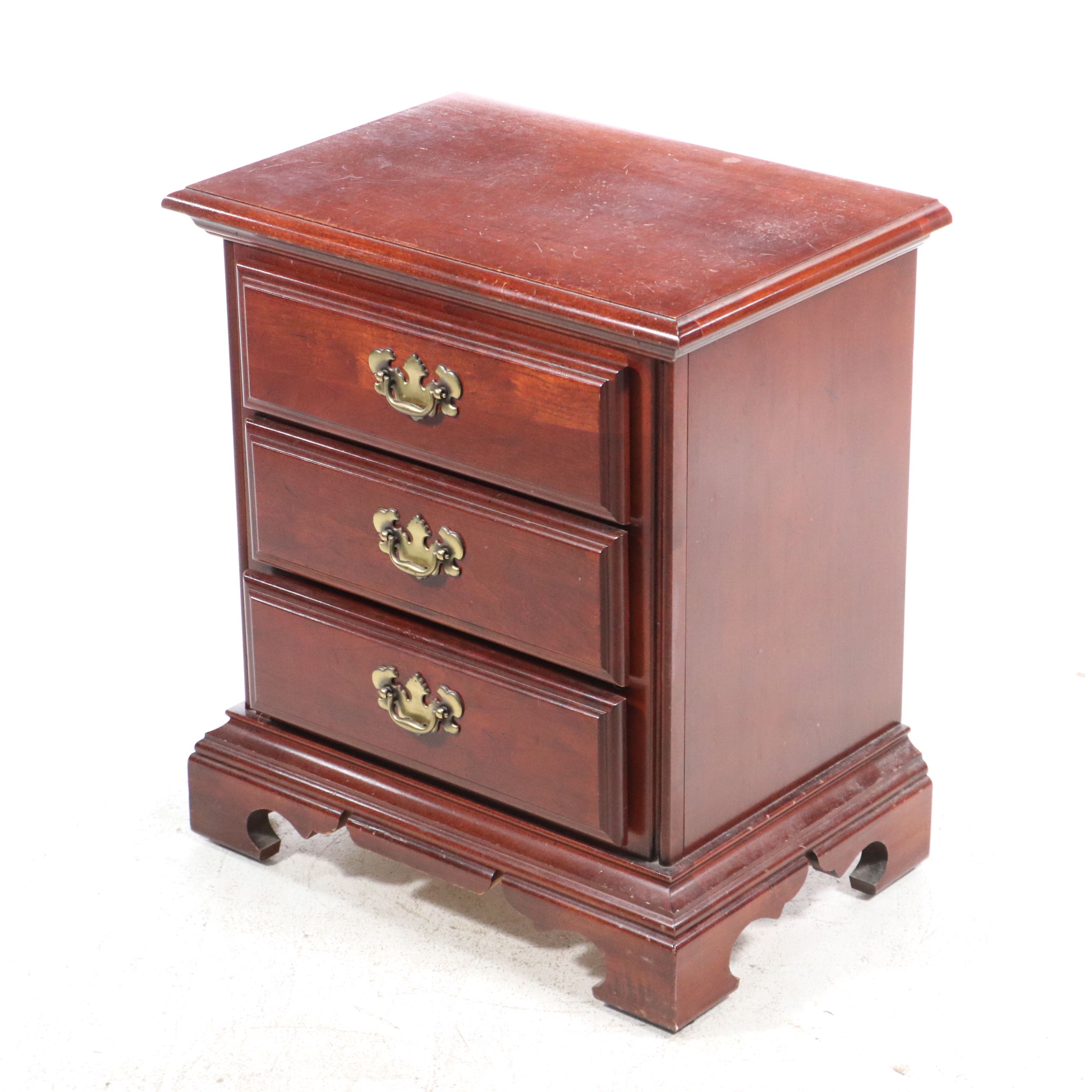 Bassett Queen Anne Style Mahogany End Table