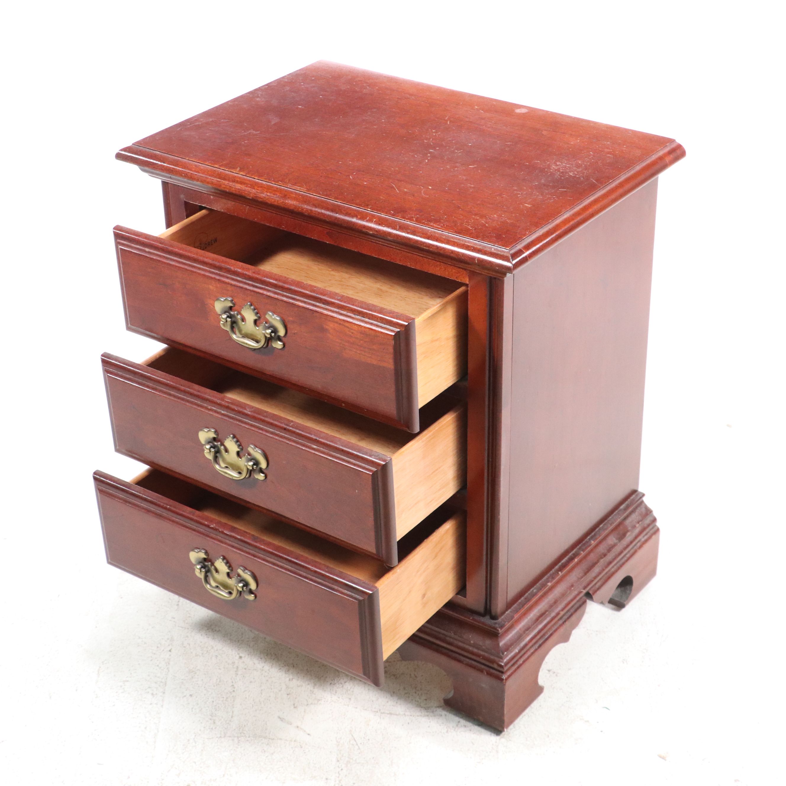 Bassett Queen Anne Style Mahogany End Table