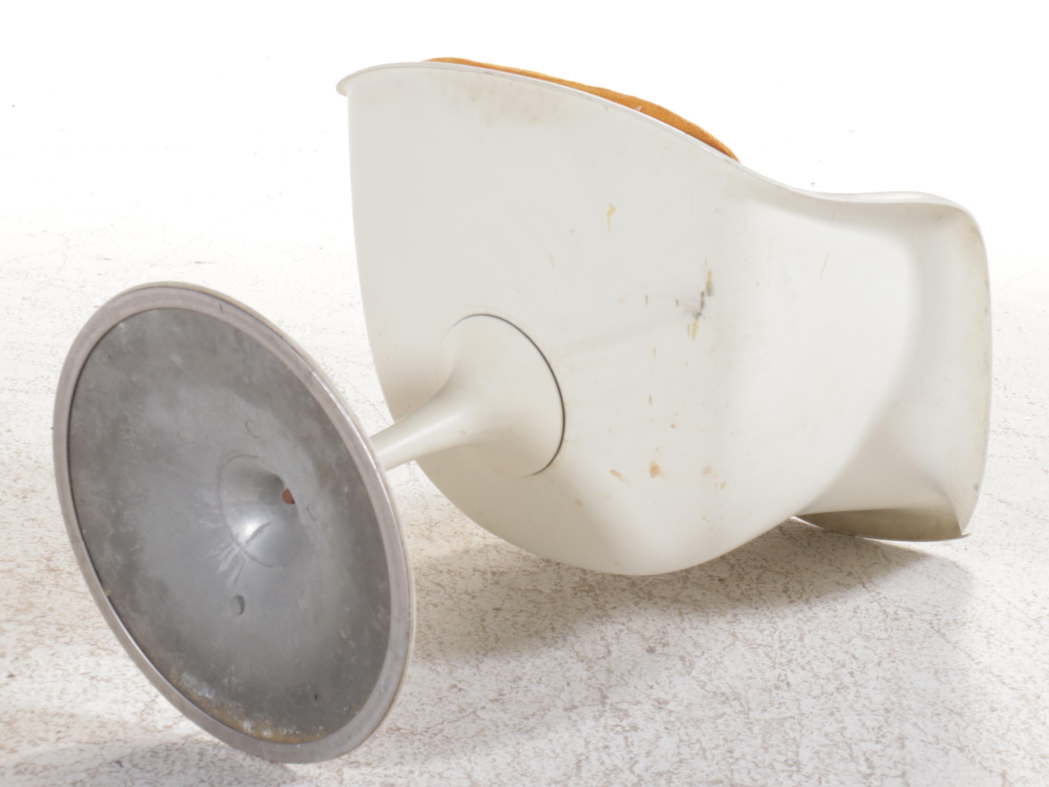 Three Eero Saarinen for Knoll Mid Century Modern Tulip Armchairs