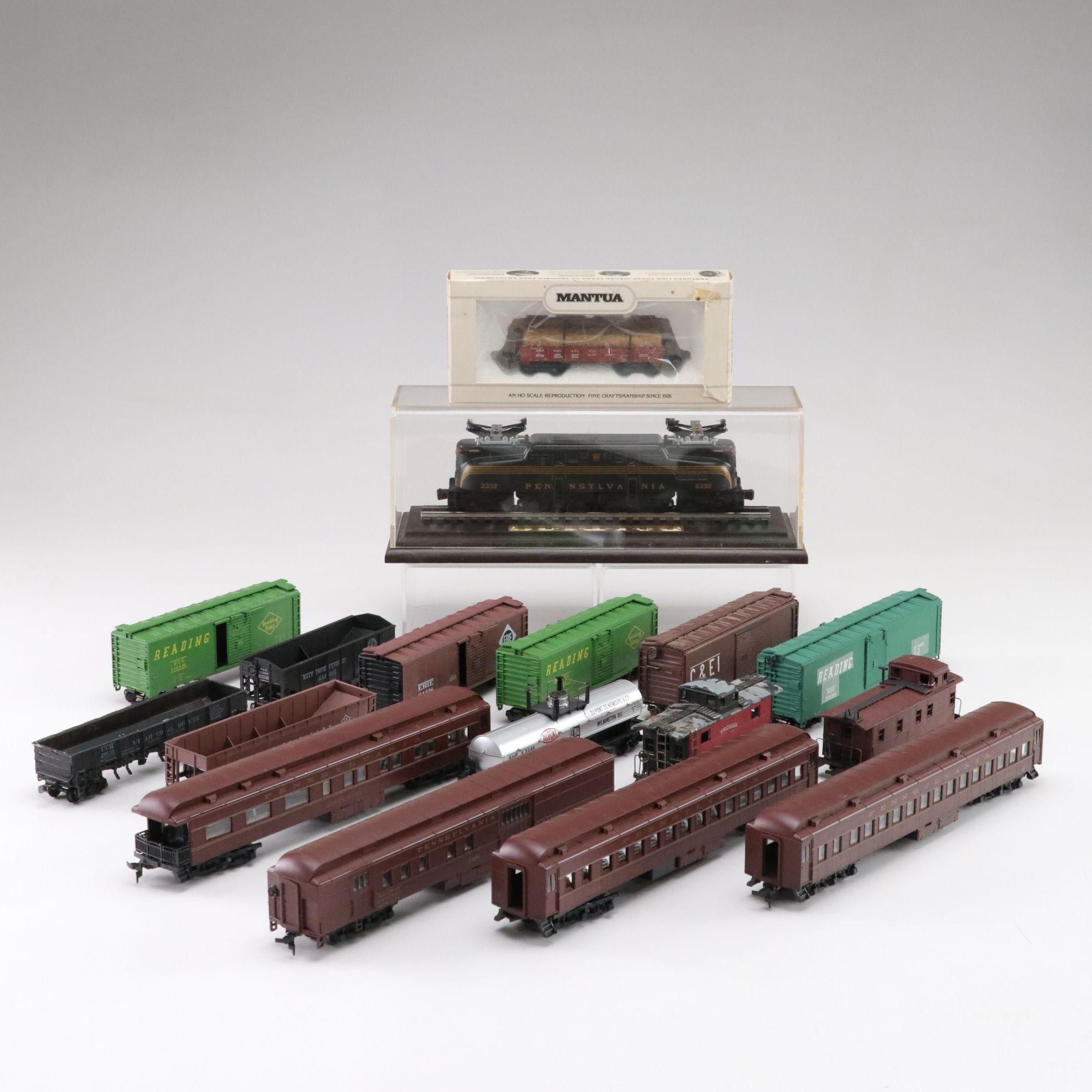 Hallmark Mounted HO Scale Lionel Pennsylvania GG-1 Locomotive with HO Scale Cars