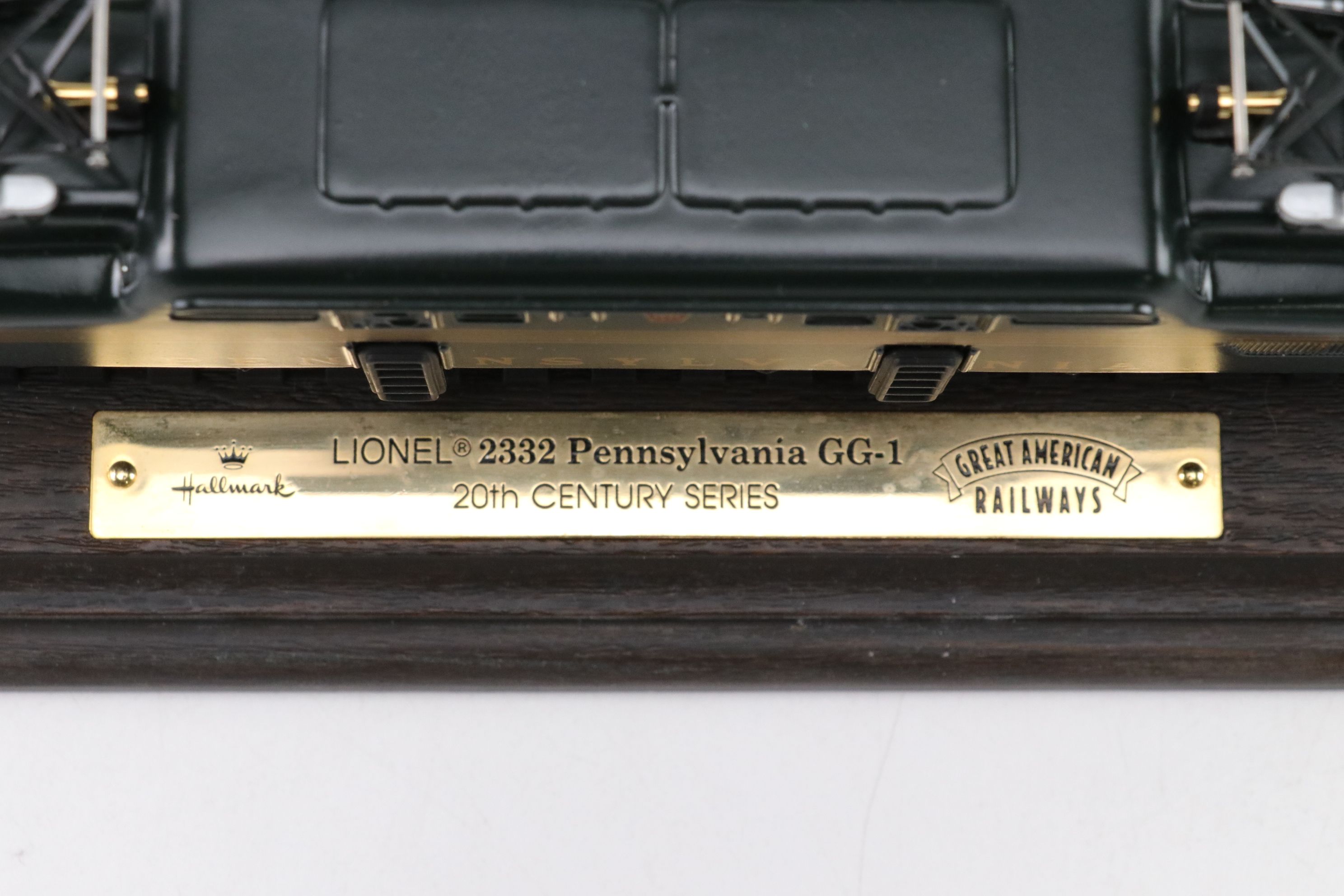 Hallmark Mounted HO Scale Lionel Pennsylvania GG-1 Locomotive with HO Scale Cars