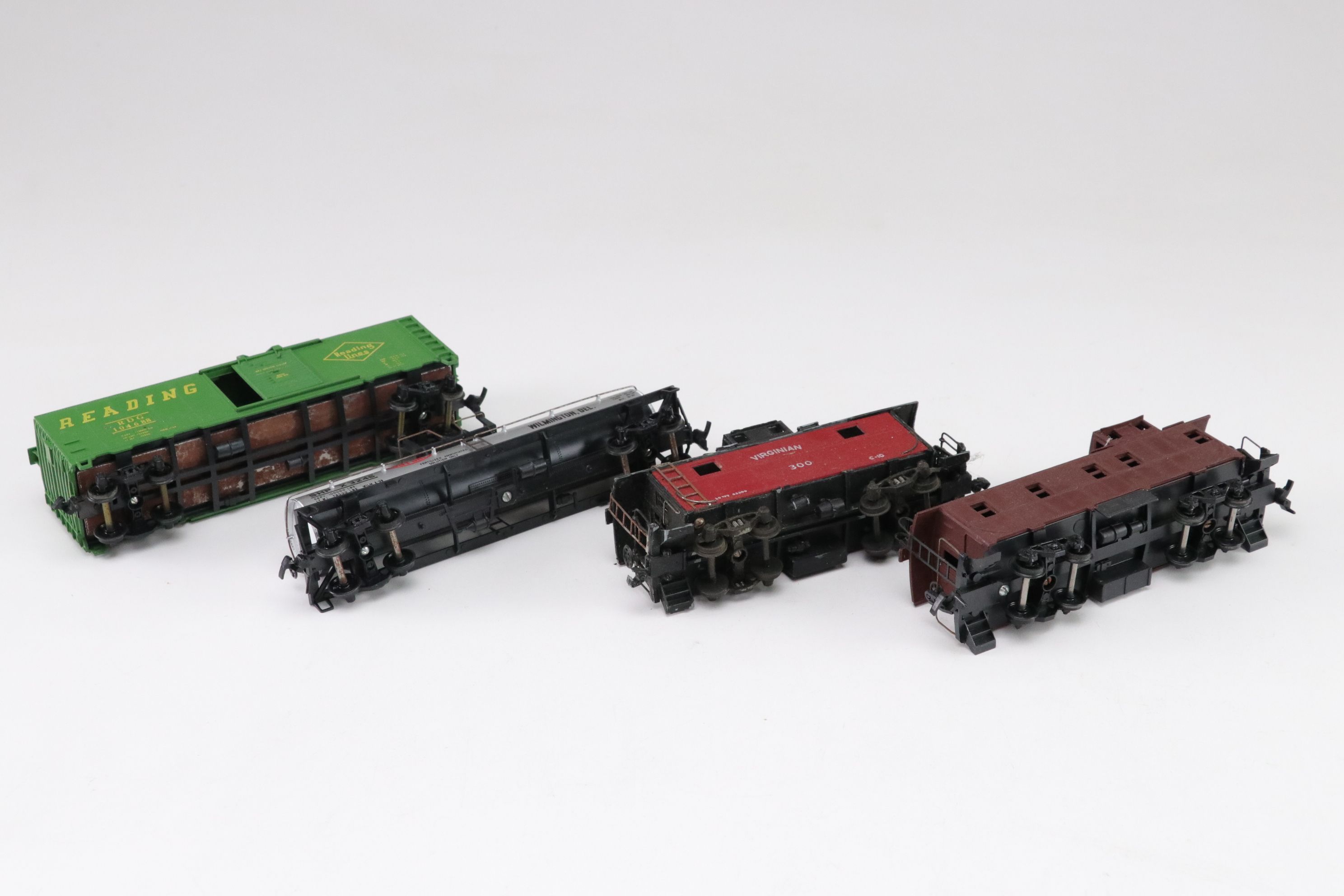 Hallmark Mounted HO Scale Lionel Pennsylvania GG-1 Locomotive with HO Scale Cars