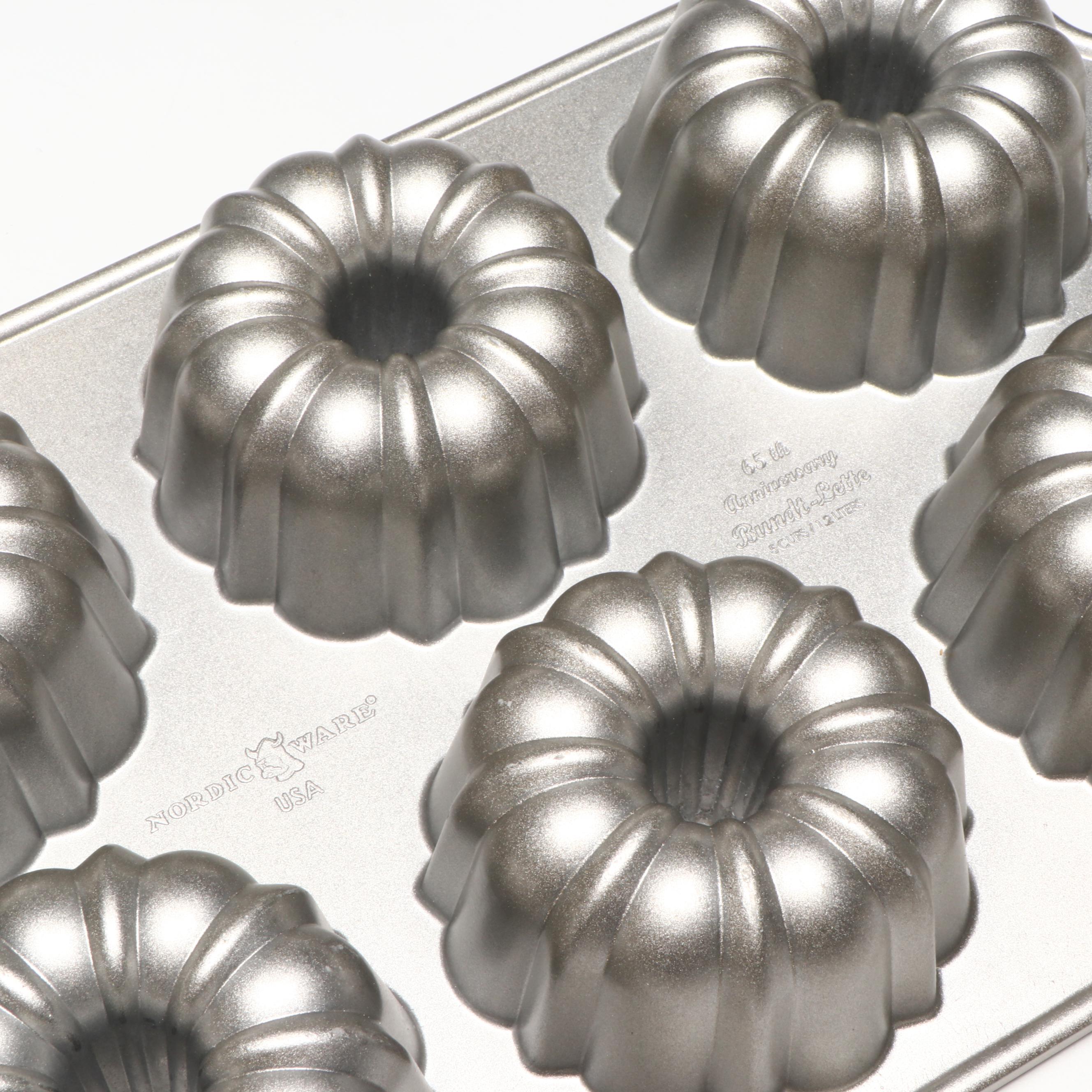 Cuisinart Food Processor with Pyrex Measuring Cup and Other Kitchen Gadgets