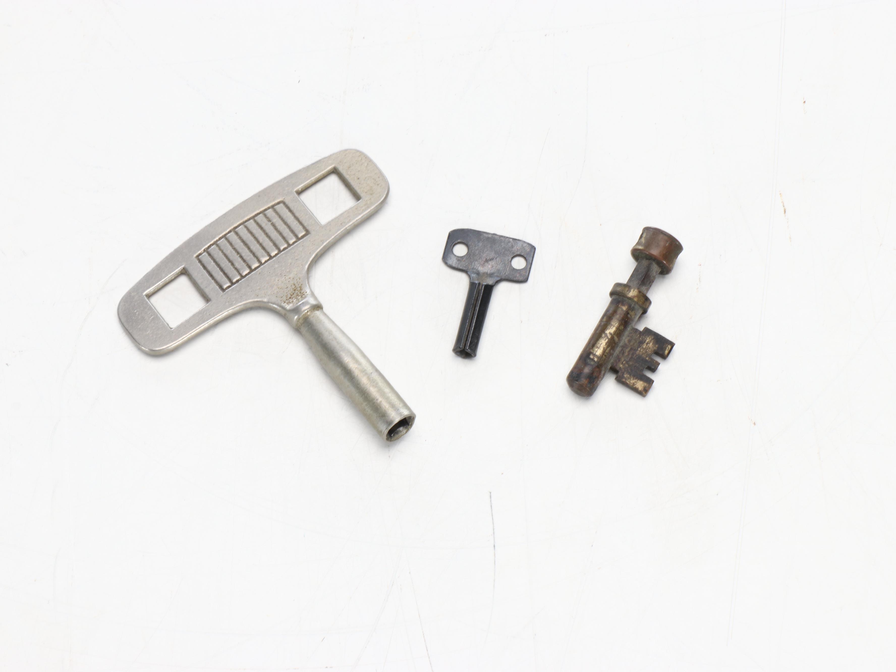 Howard Miller Umanoff Wooden Wall Clock, Mid-20th Century