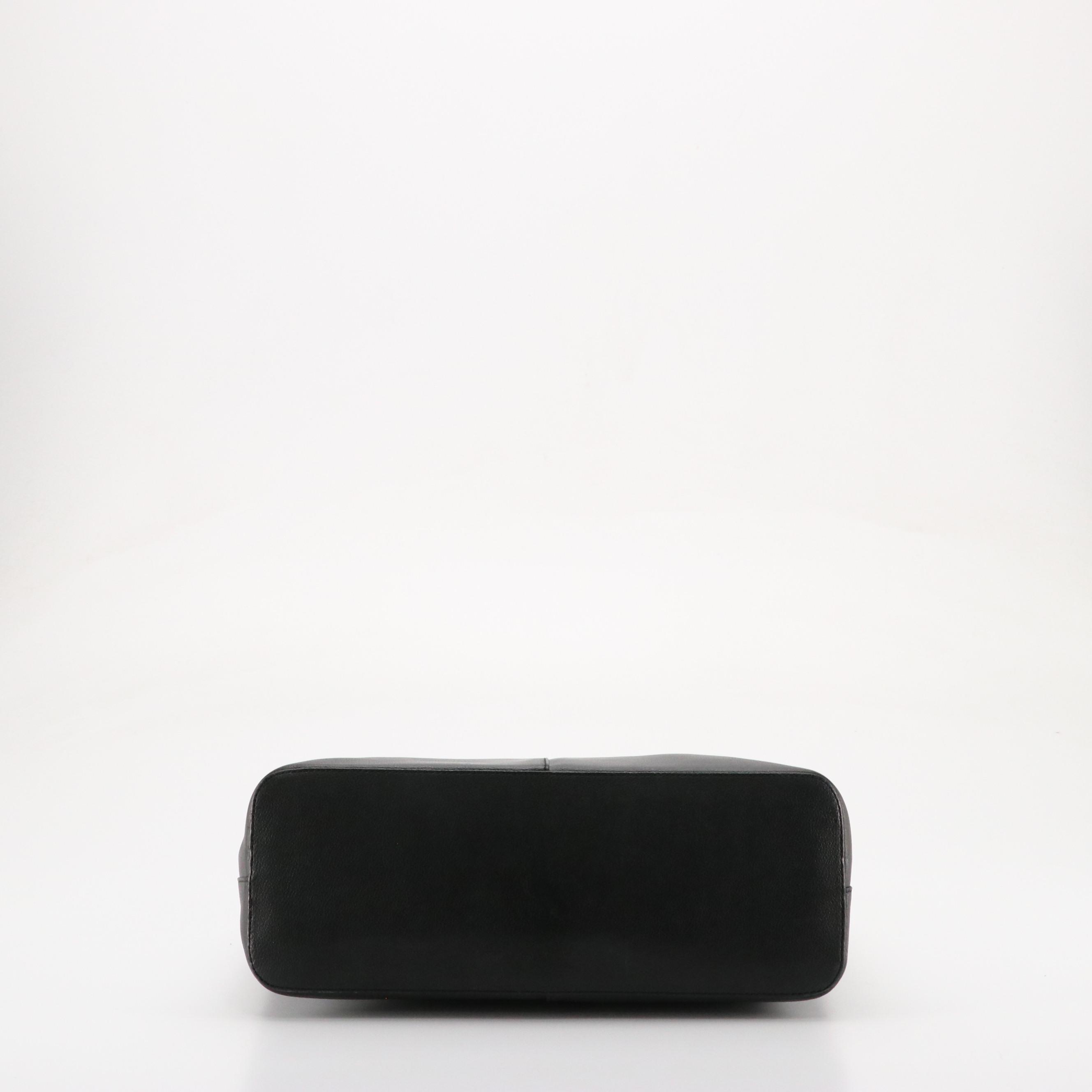 Burberry Middle Zipper Shoulder Tote in Black Grained Leather