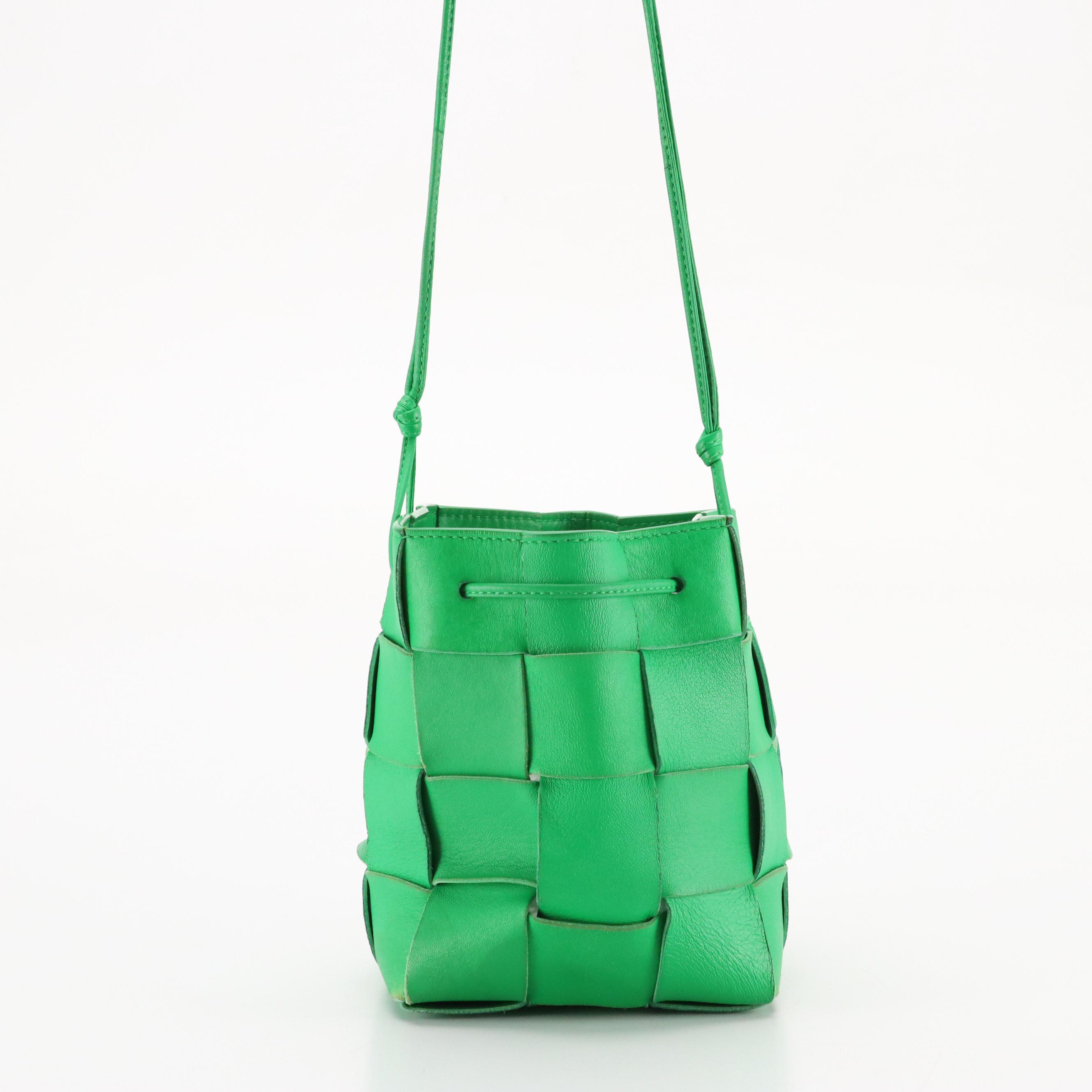 Bottega Veneta Cassette Bucket Crossbody Bag Green Maxi Intrecciato Calfskin