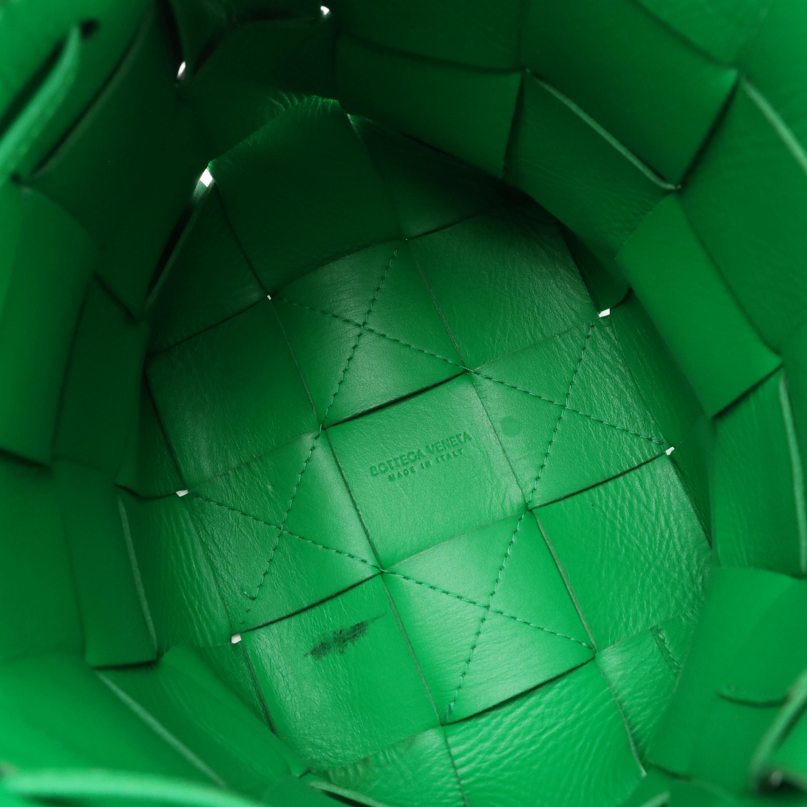 Bottega Veneta Cassette Bucket Crossbody Bag Green Maxi Intrecciato Calfskin