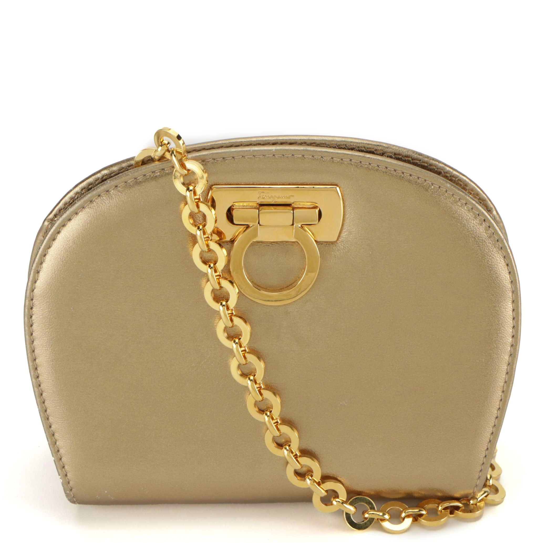 Salvatore Ferragamo ゴールド クラッチバッグ Salvatore Ferragamo Gancini-Lock Clutch on Chain in Metallic