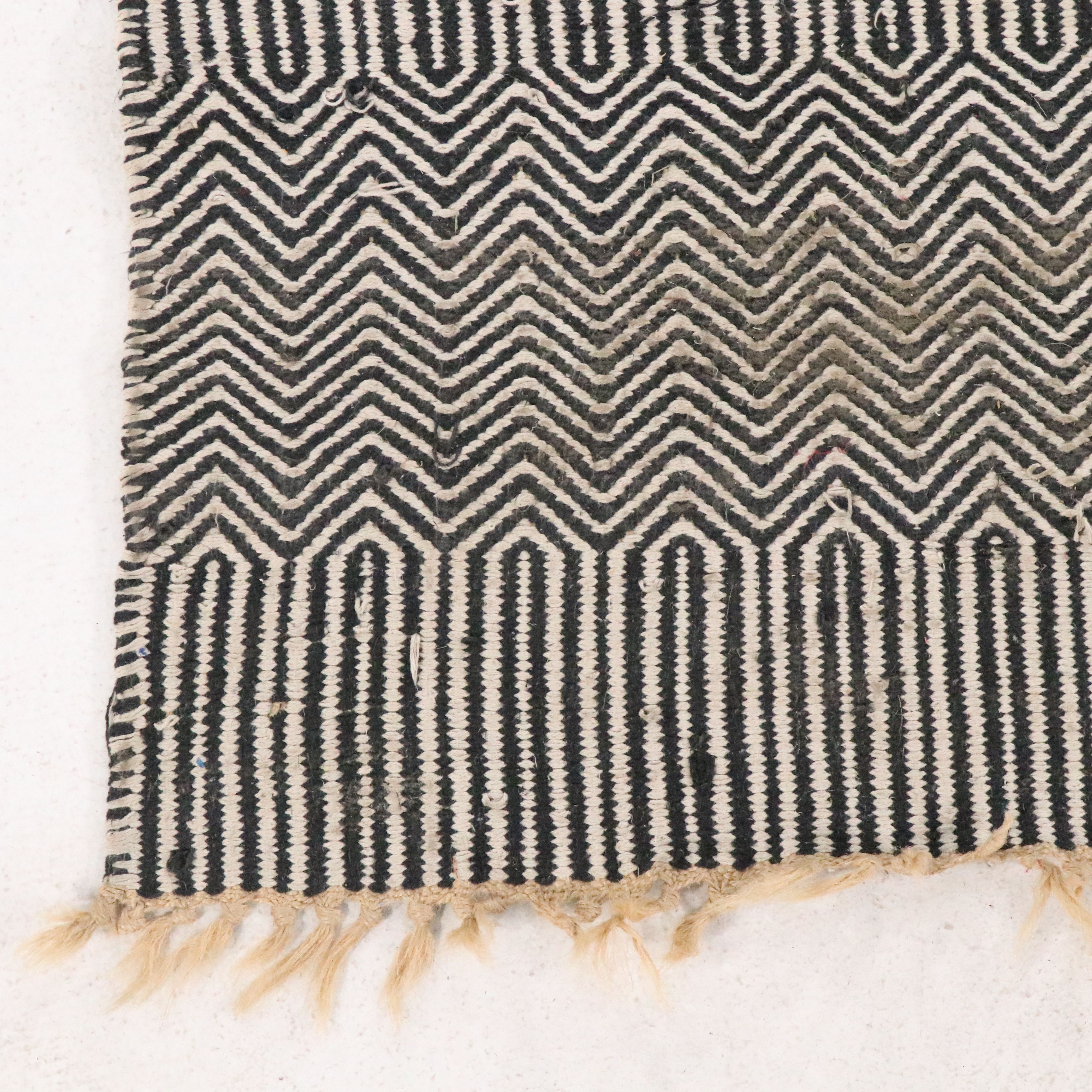 5'10 x 9'8 Handwoven Indian Area Rug