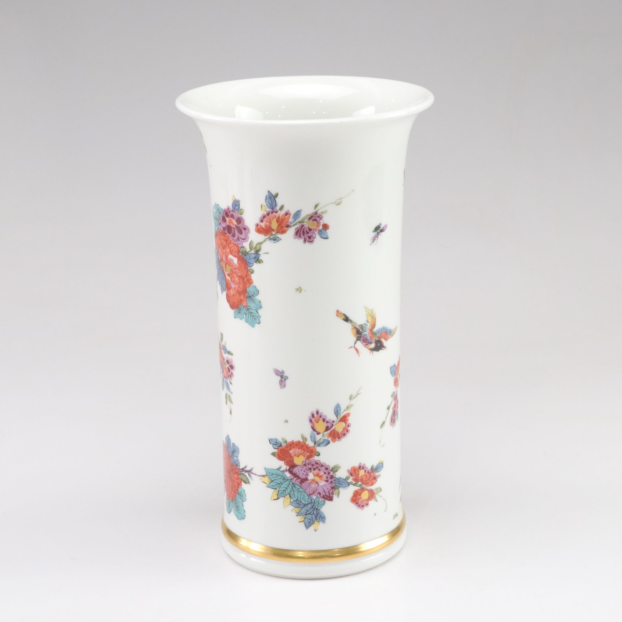 Lenox Smithsonian "Saxony" Vase, "Liverpool" Teapot and "Vienna" Platter