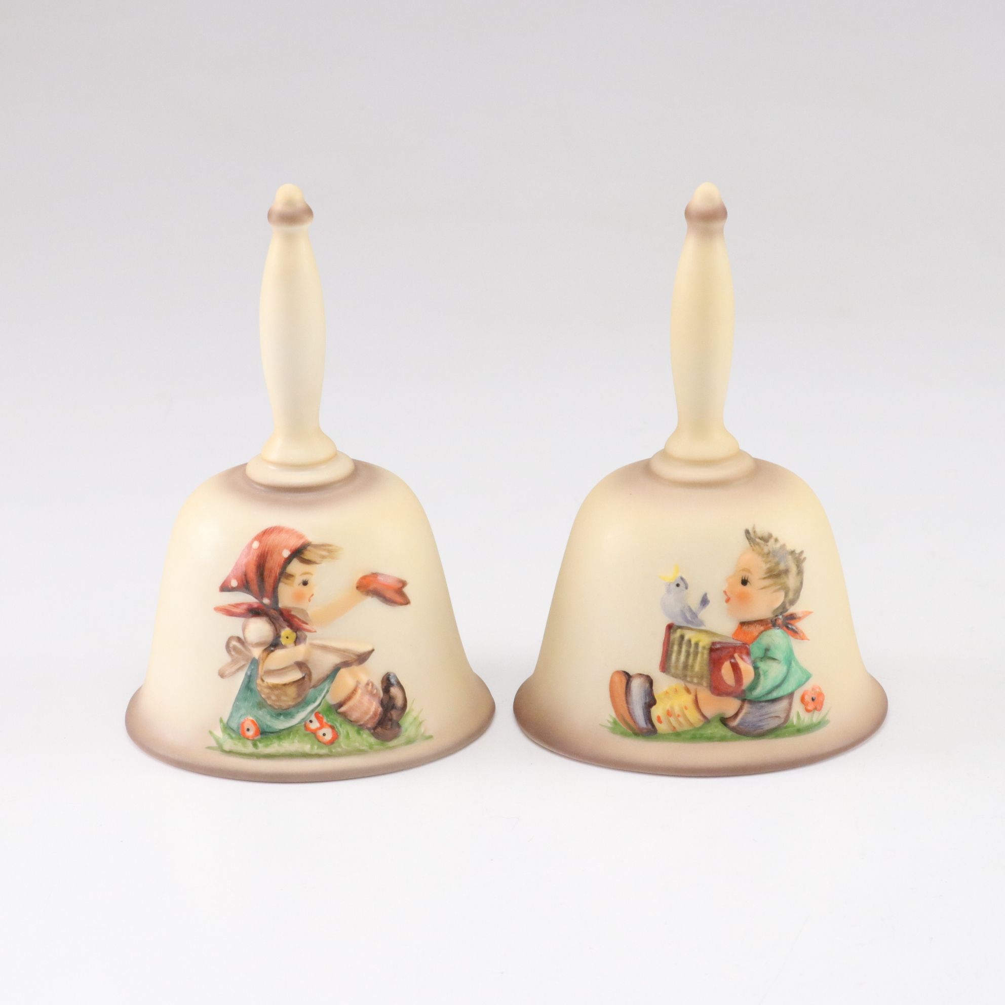 Hummel Annual Bells with Set of Goebel Porcelain Collector's Club Plates, 1985