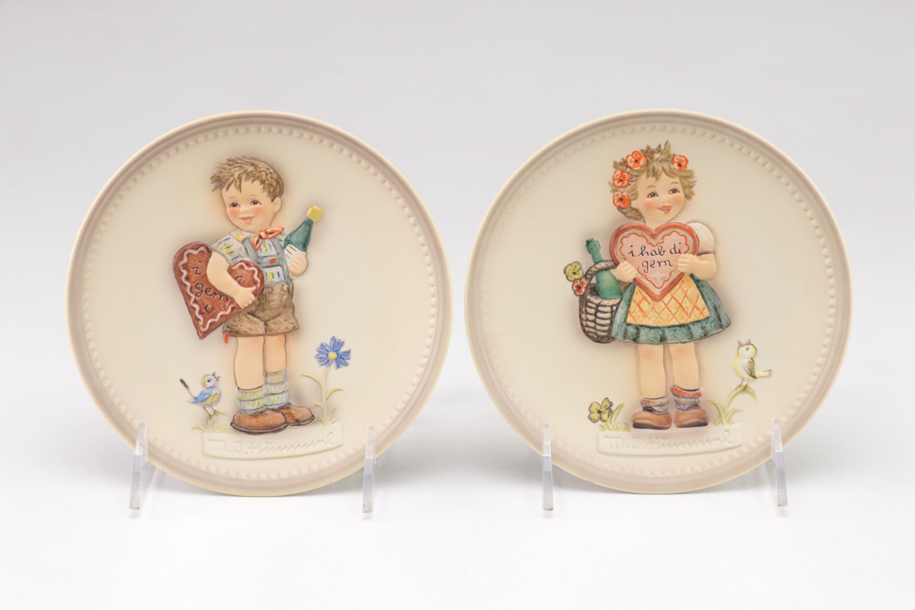 Hummel Annual Bells with Set of Goebel Porcelain Collector's Club Plates, 1985