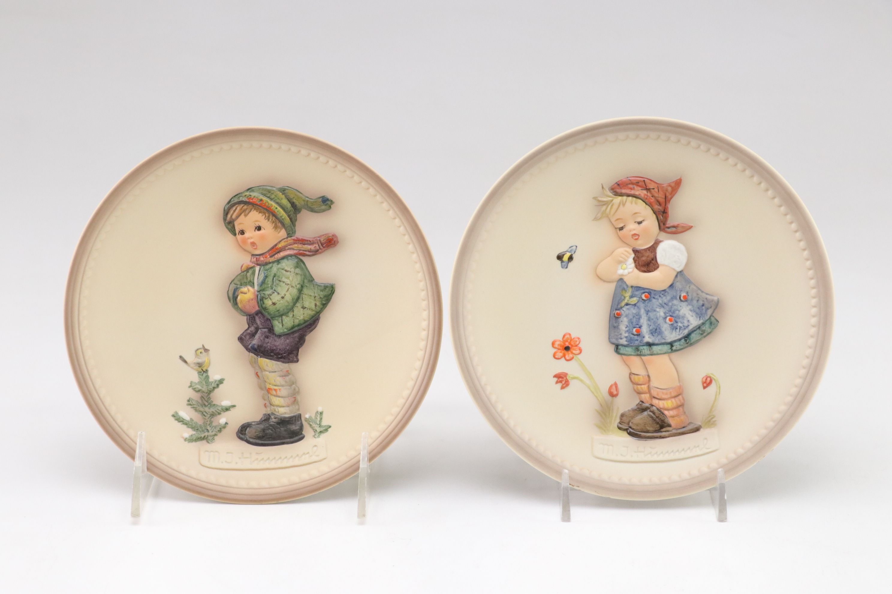 Hummel Annual Bells with Set of Goebel Porcelain Collector's Club Plates, 1985
