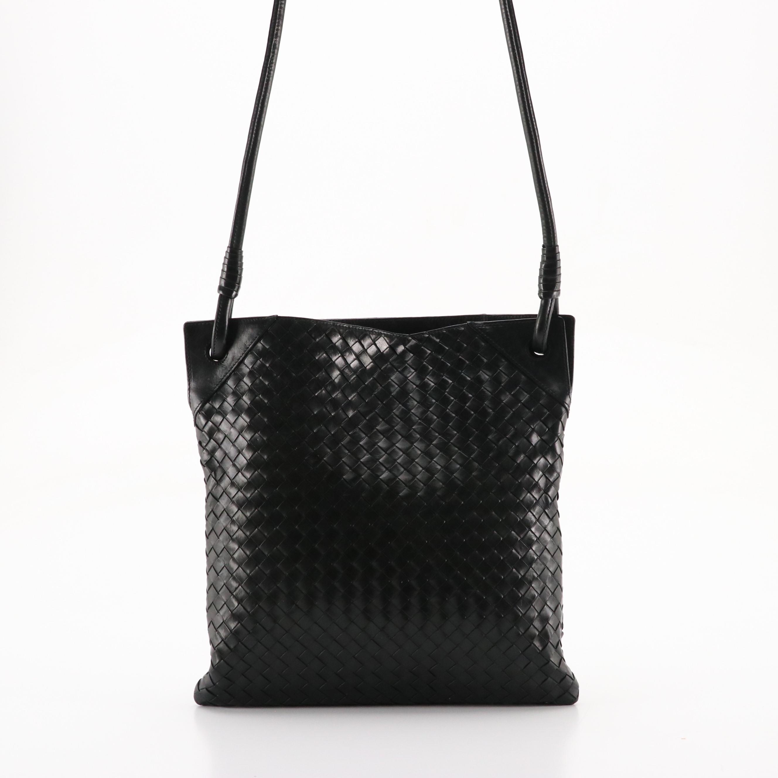 Bottega Veneta Flat Messenger Crossbody Bag in Black Intrecciato Leather