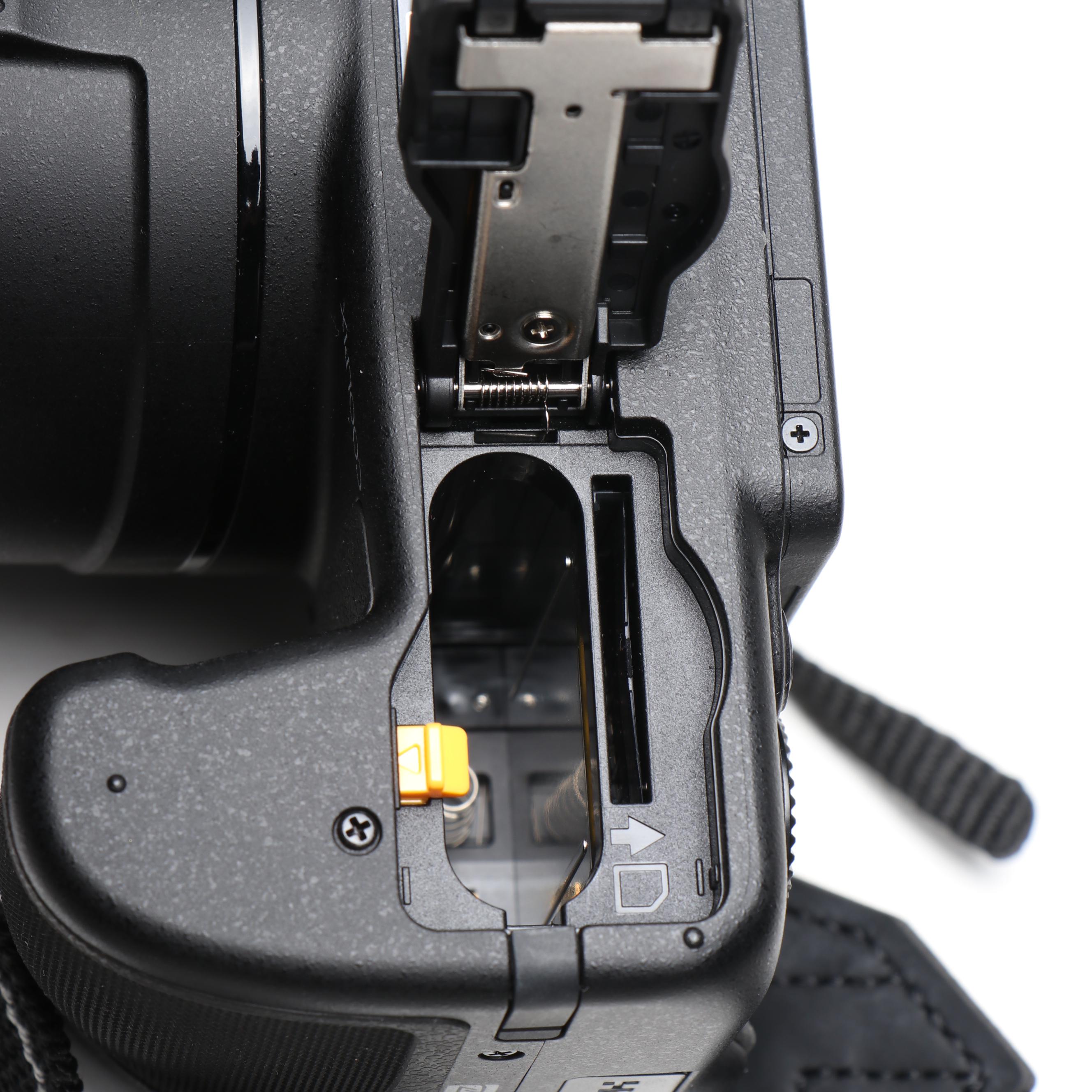 Nikon Coolpix P610 DSLR Camera with Bag and Charger