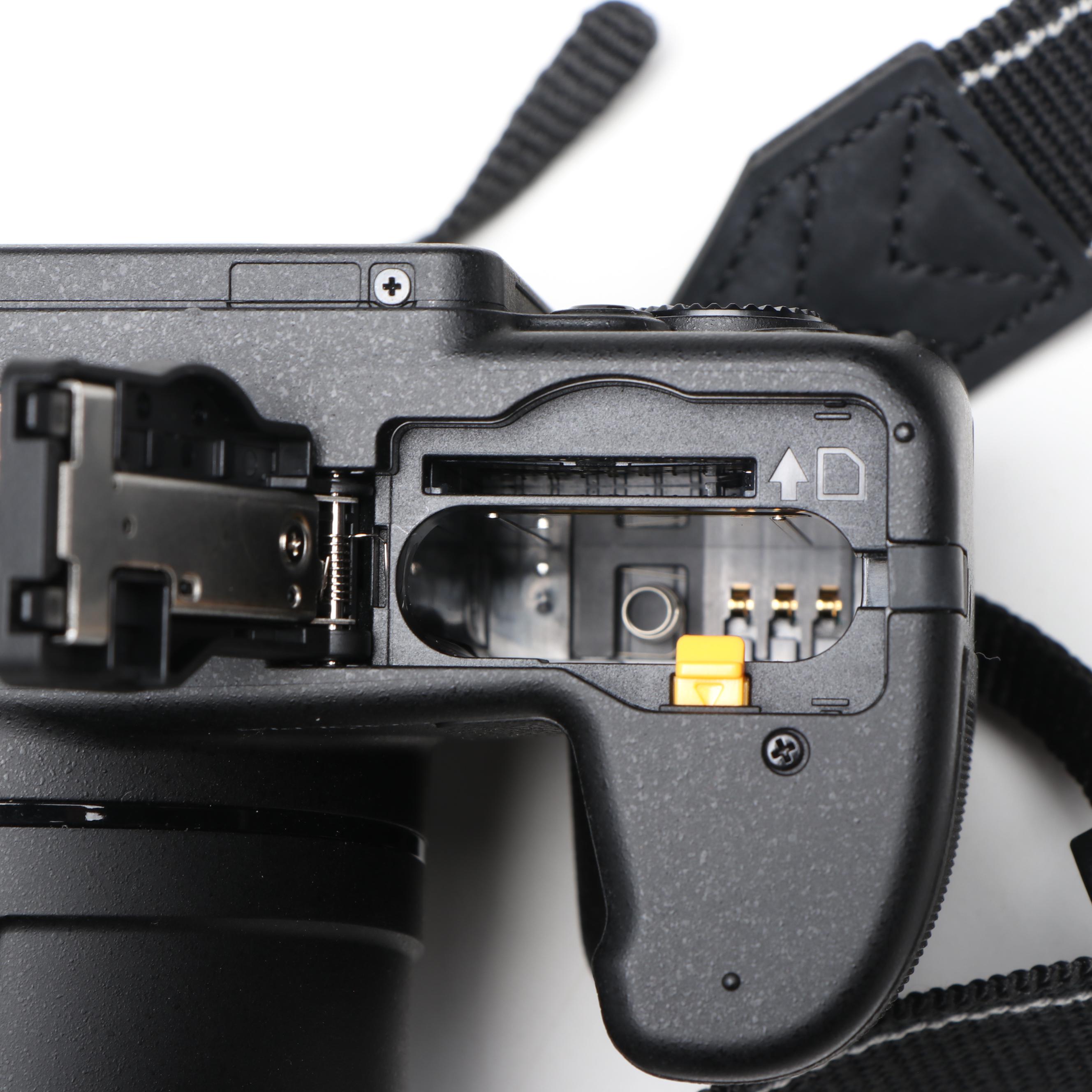 Nikon Coolpix P610 DSLR Camera with Bag and Charger