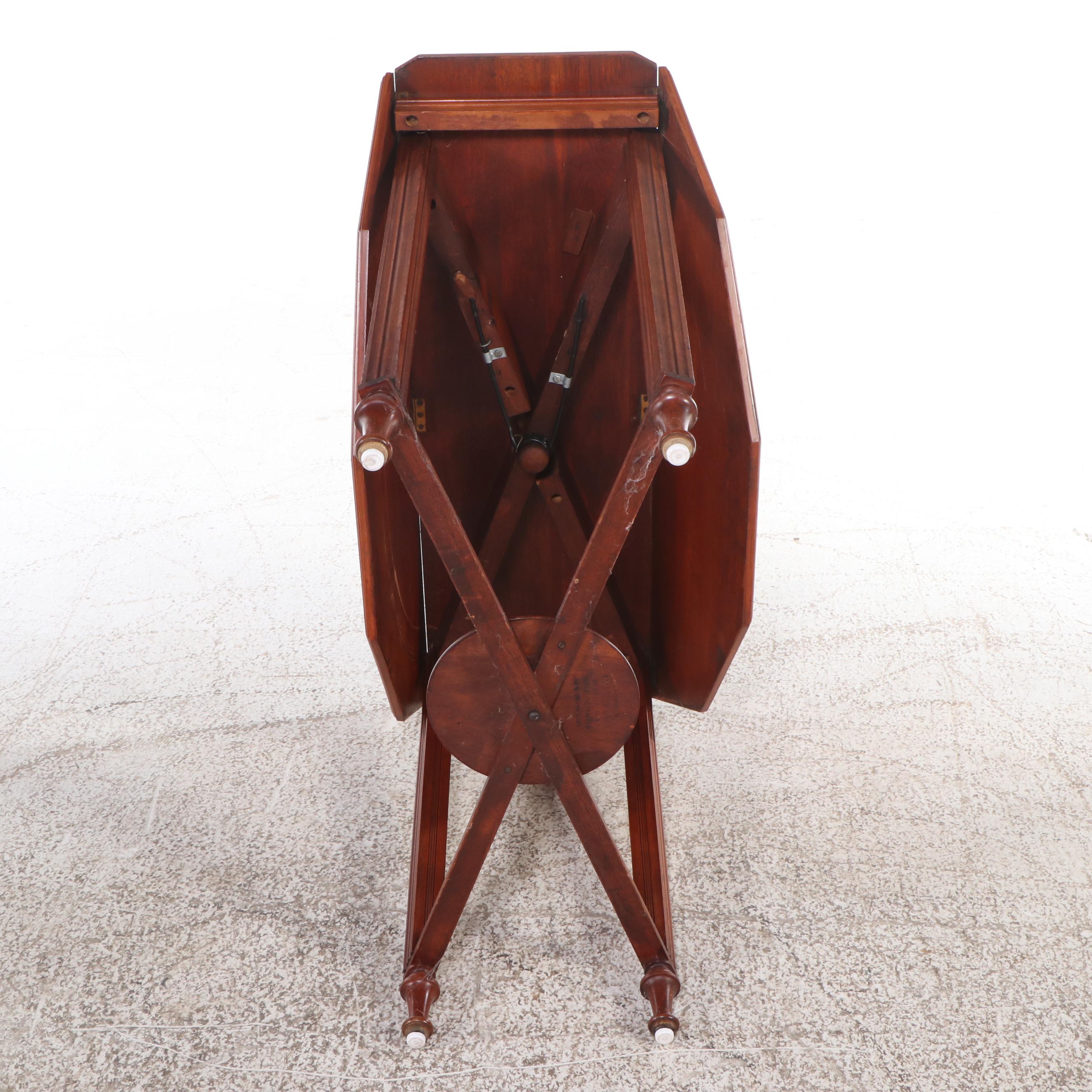 William and Mary Style Mahogany Pembroke Table, 20th Century