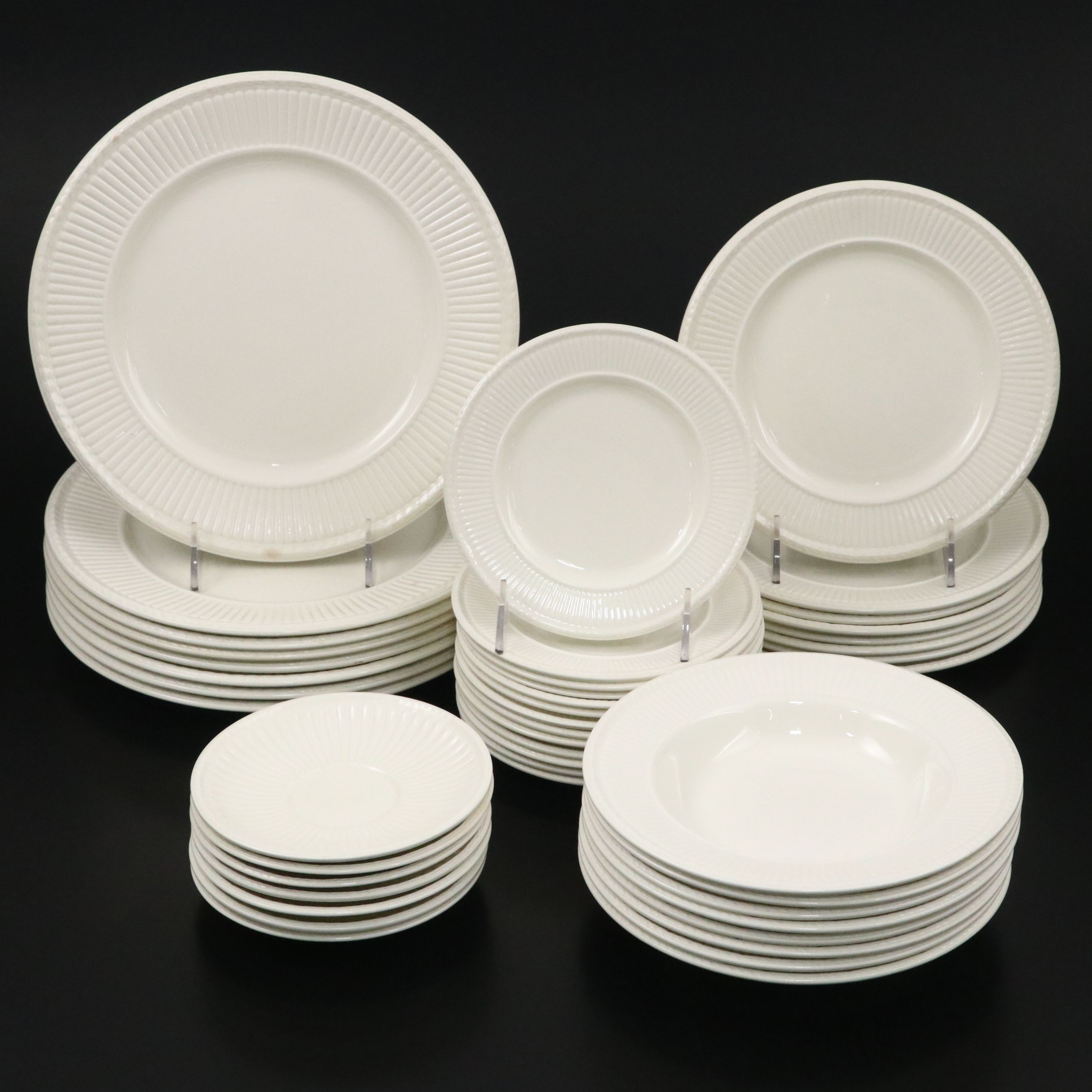 Wedgwood "Edme" Earthenware Dinnerware, 20th Century