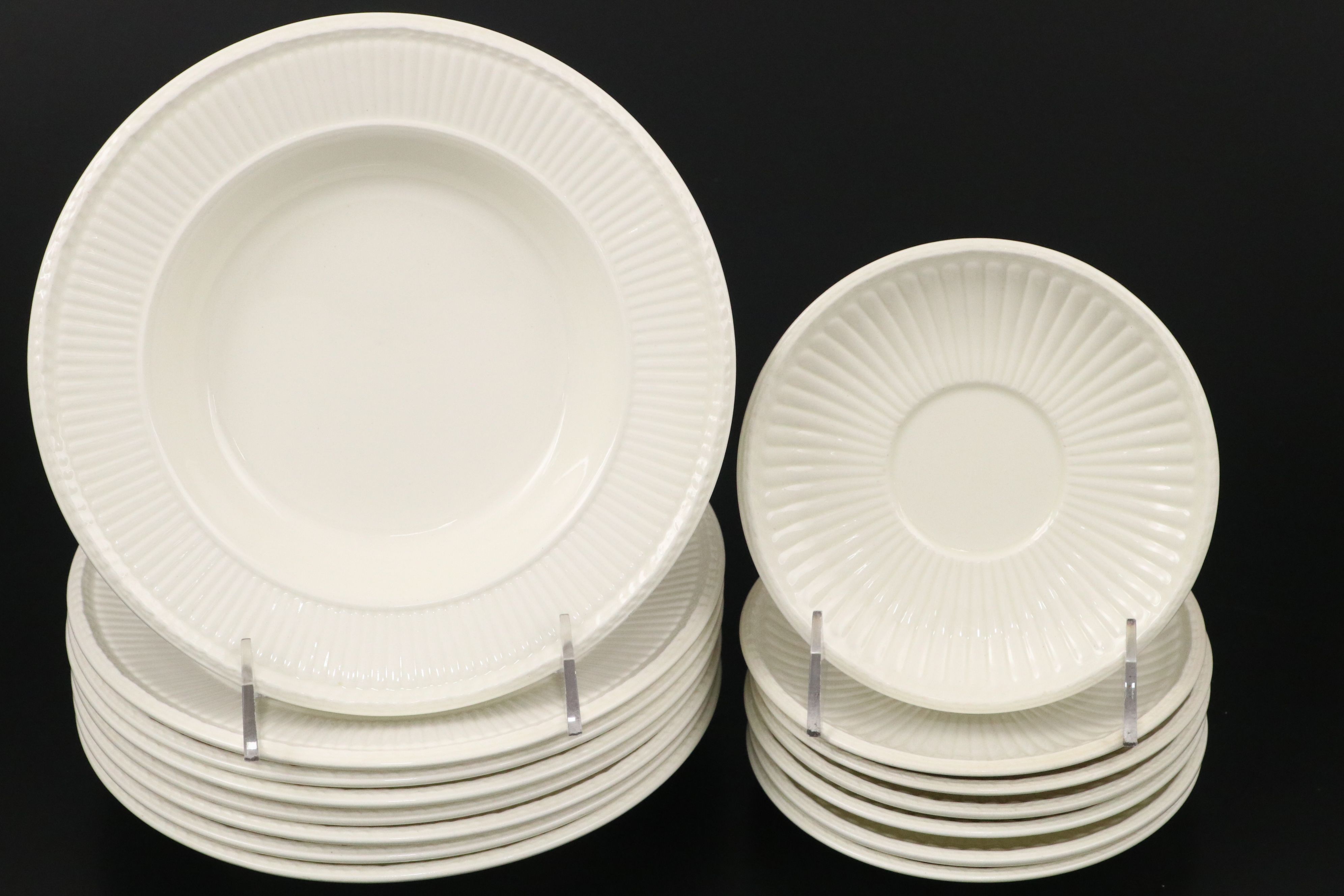 Wedgwood "Edme" Earthenware Dinnerware, 20th Century