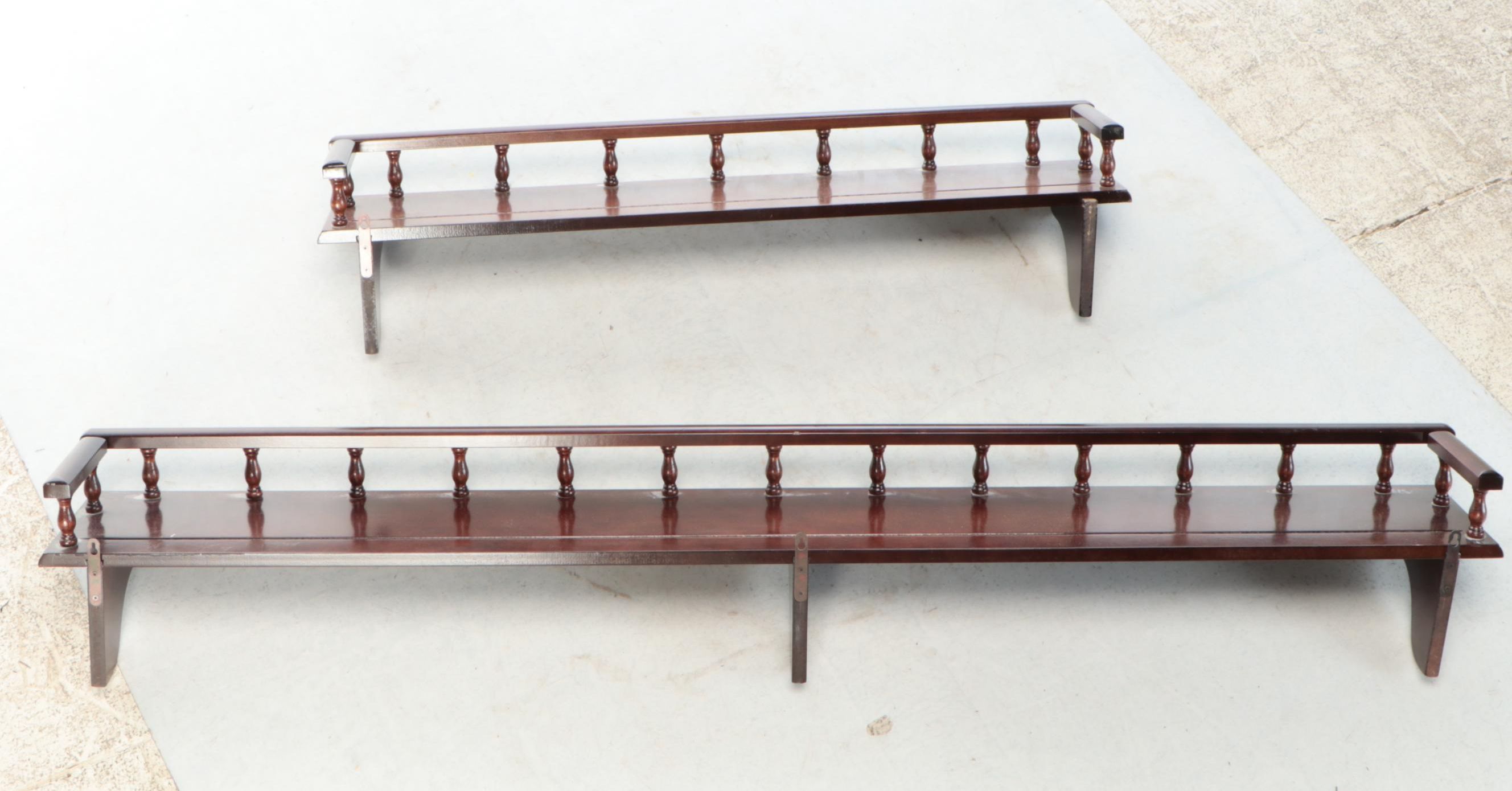 Colonial Style Mahogany Finish Wall Hanging Plate Racks