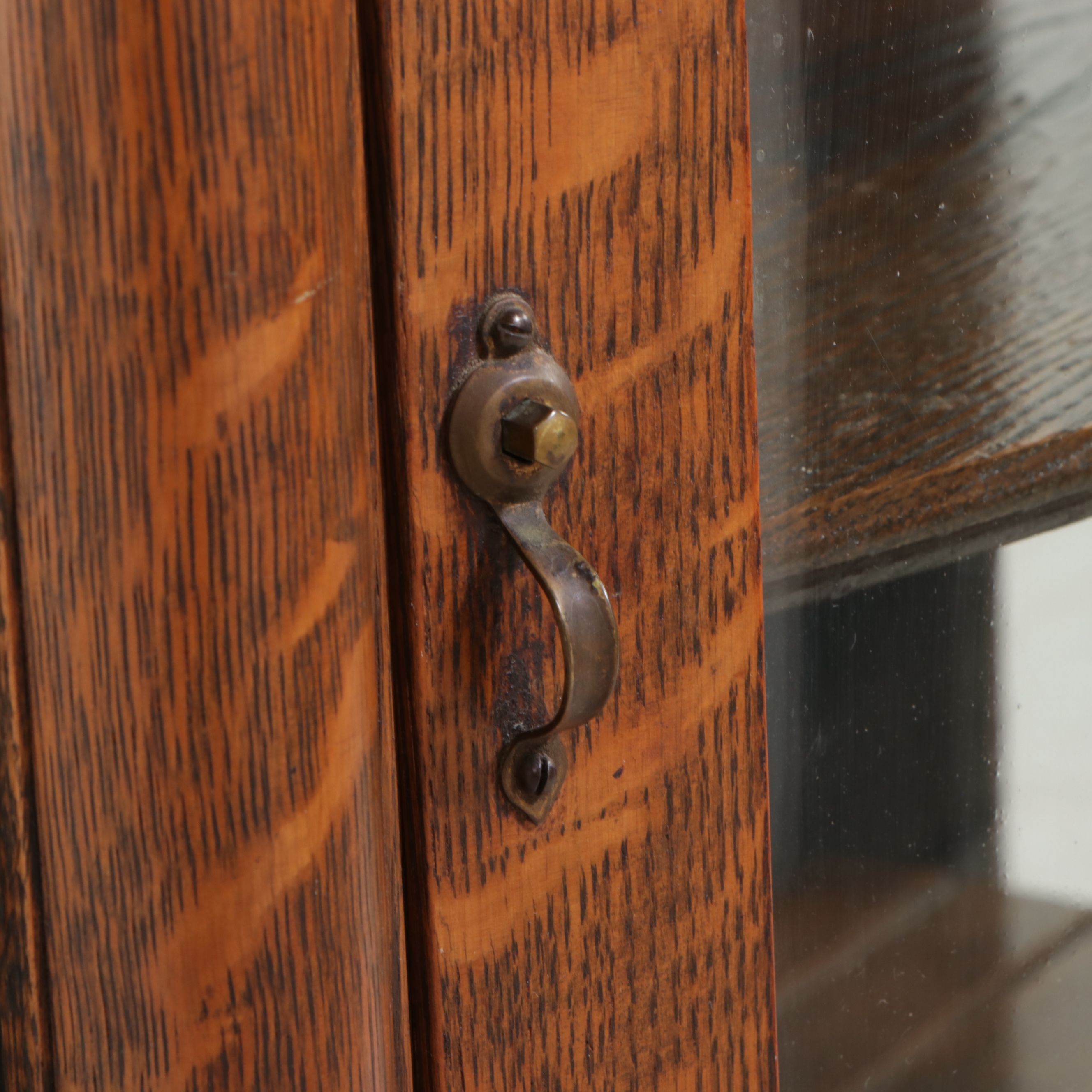 Quartersawn Oak Curved Glass Display Cabinet, Early 20th Century